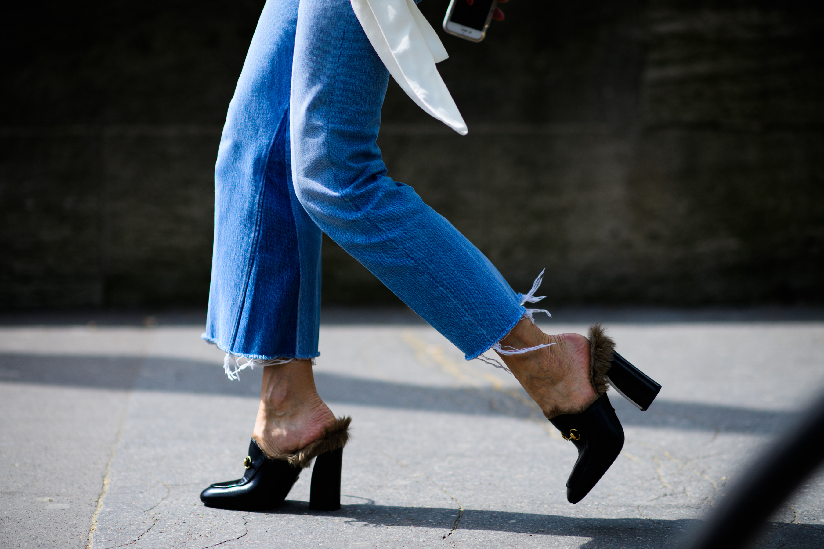 Bue jeans with high-heeled shoes