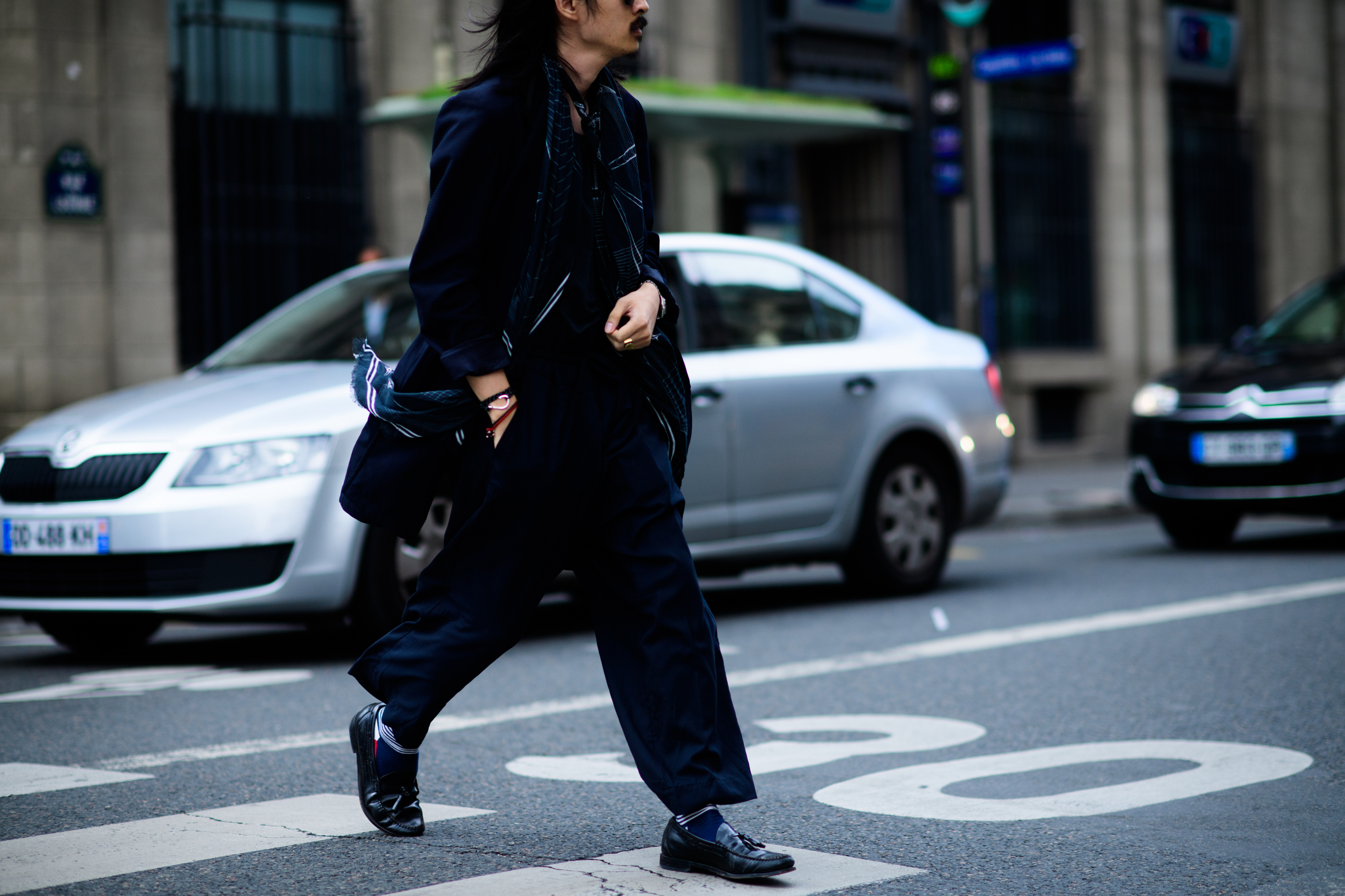Man wearing total black outfit