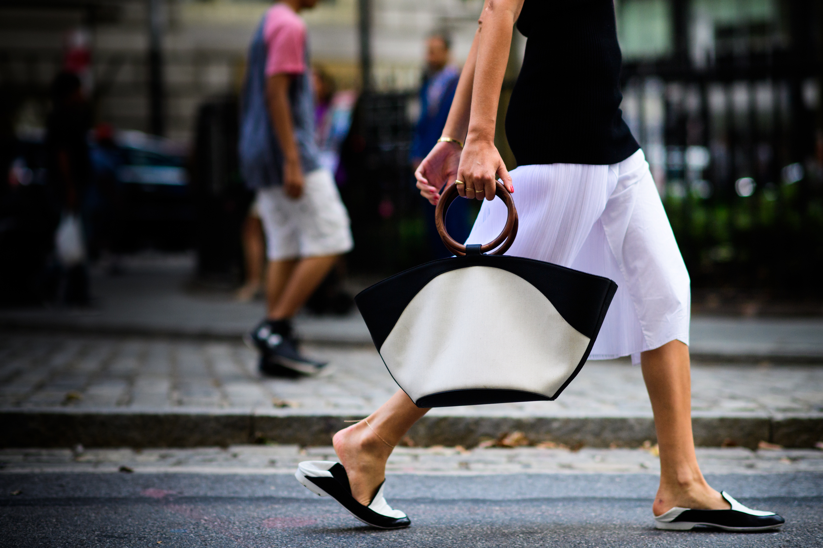 French blogger holding wooden handles bag