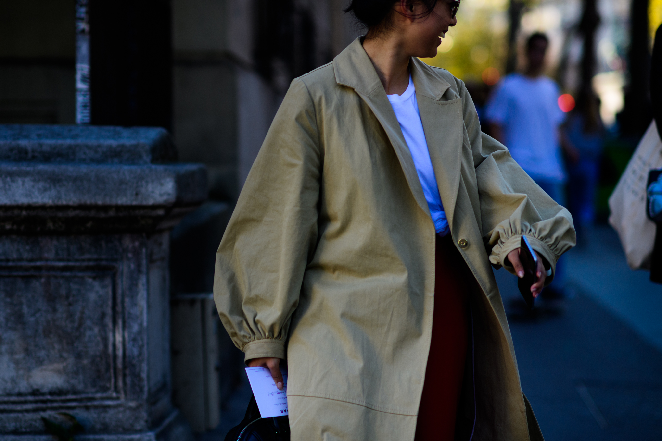 Blogger wearing oversized beige coat