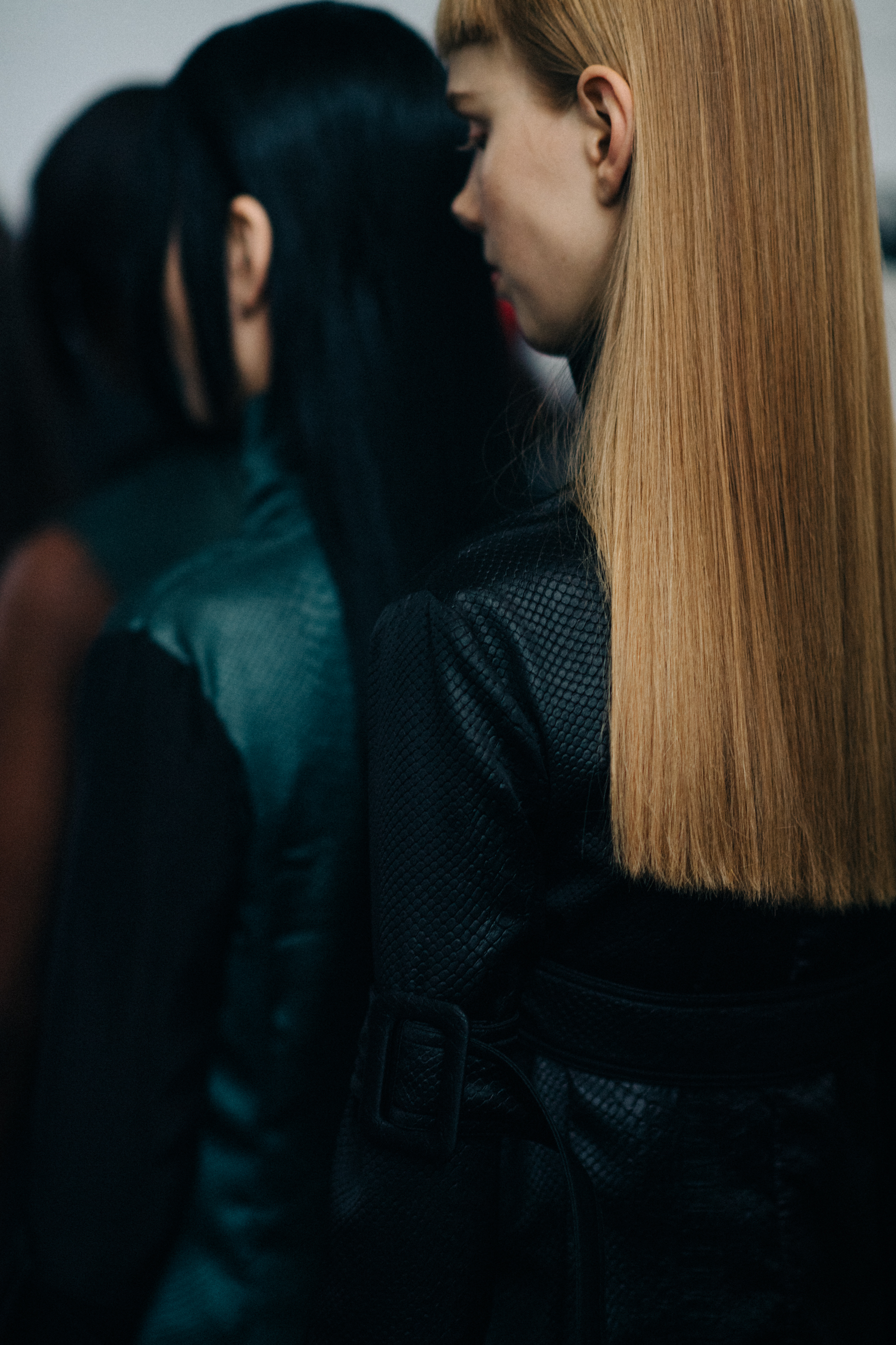 Models with sleek before the show