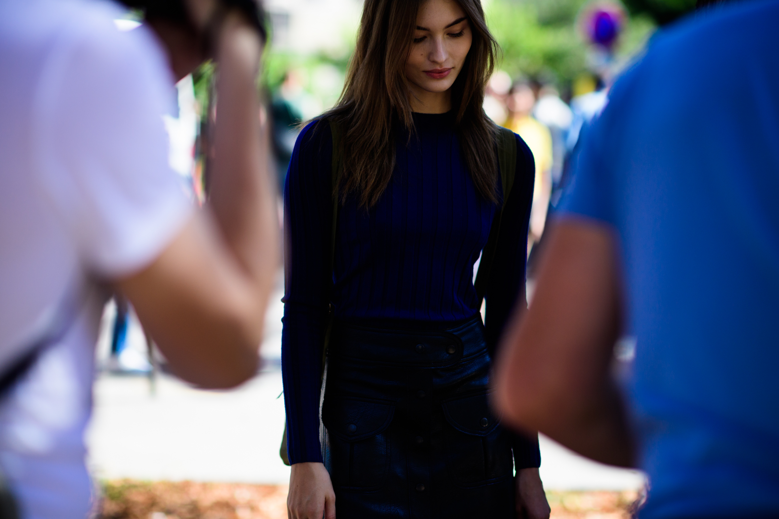 American model between two photographers