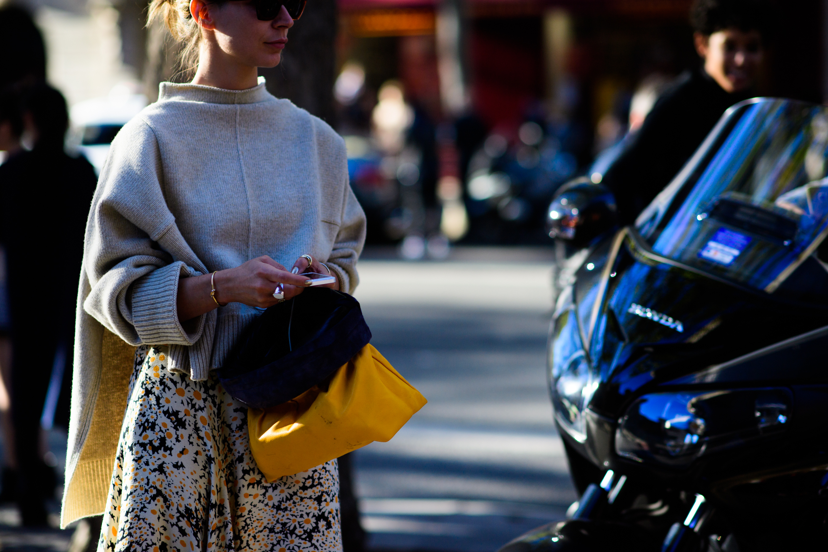 Norwegian blogger holding yellow bag