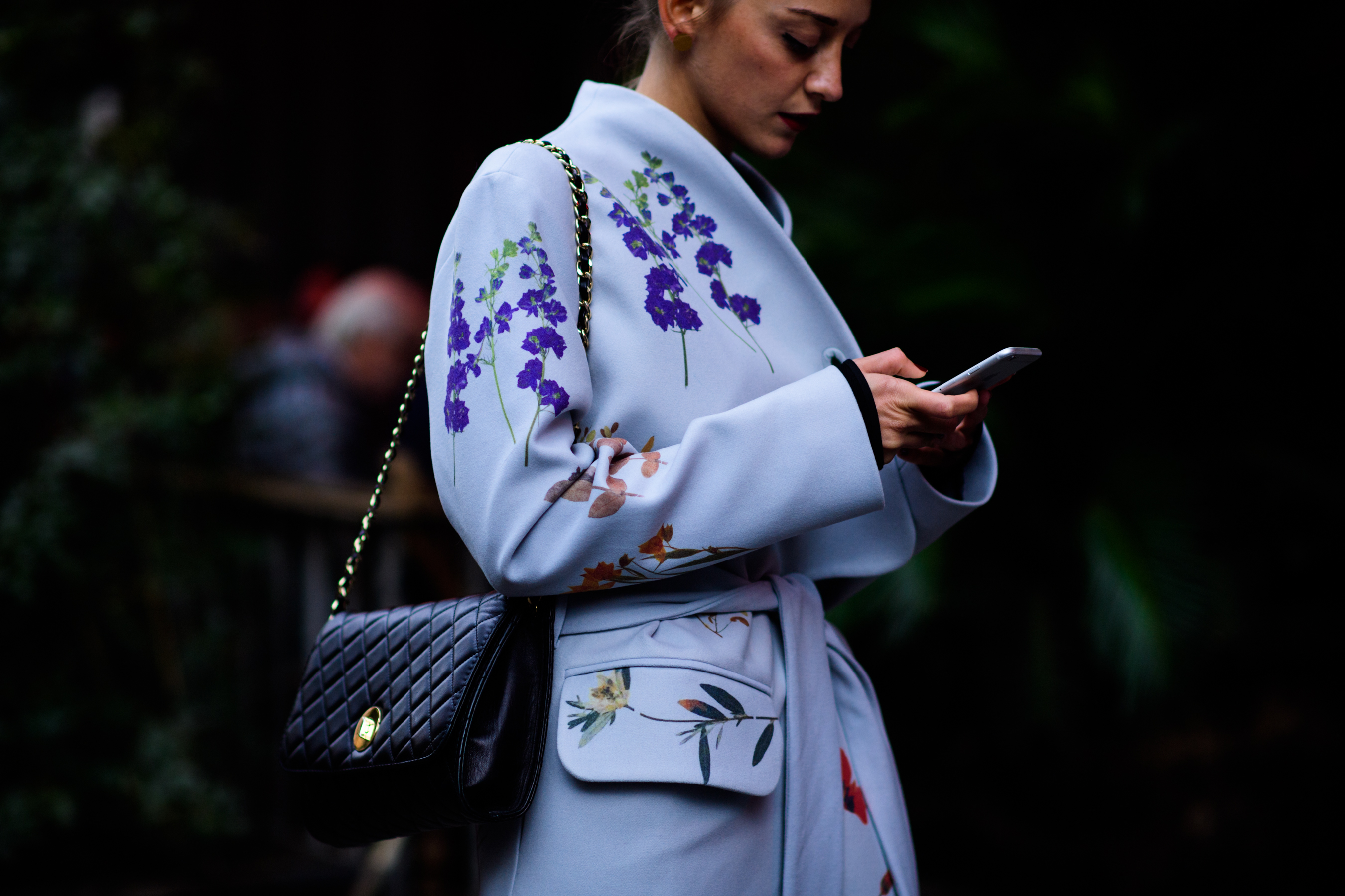 Woman wearing Materiel floral coat