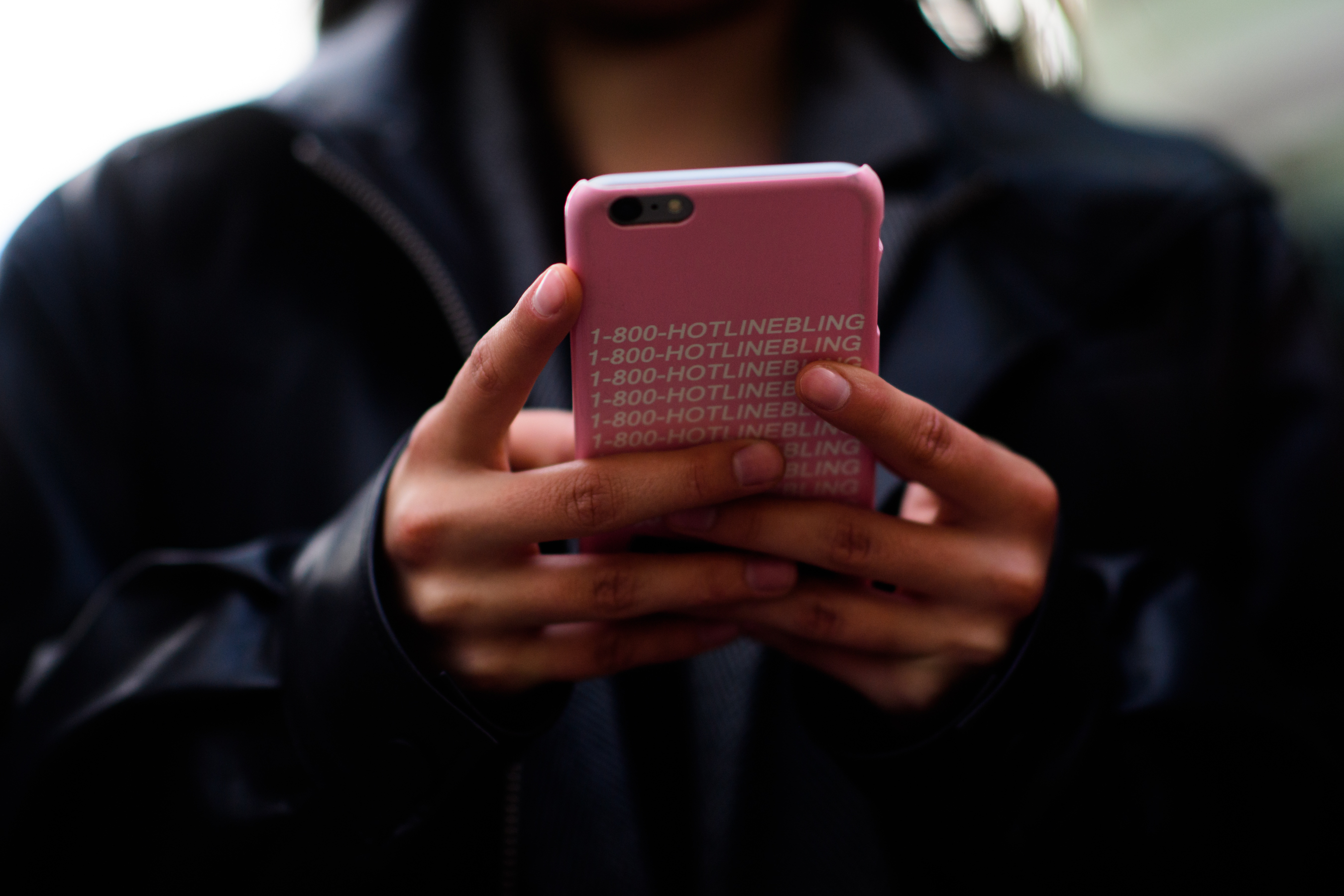 Russian photographer with Hotline-bling phone case