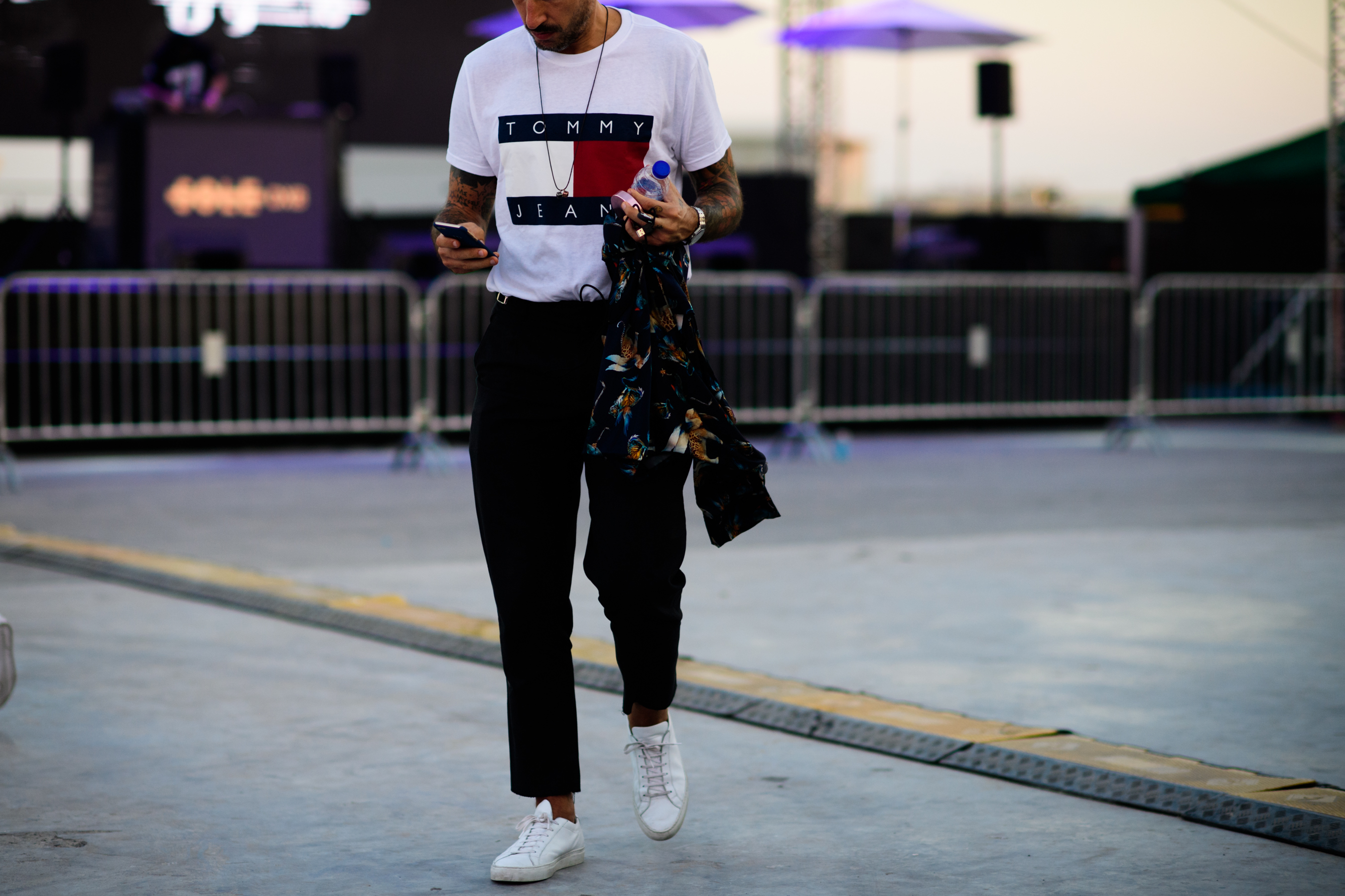 Man wearing tommy jeans t-shirt