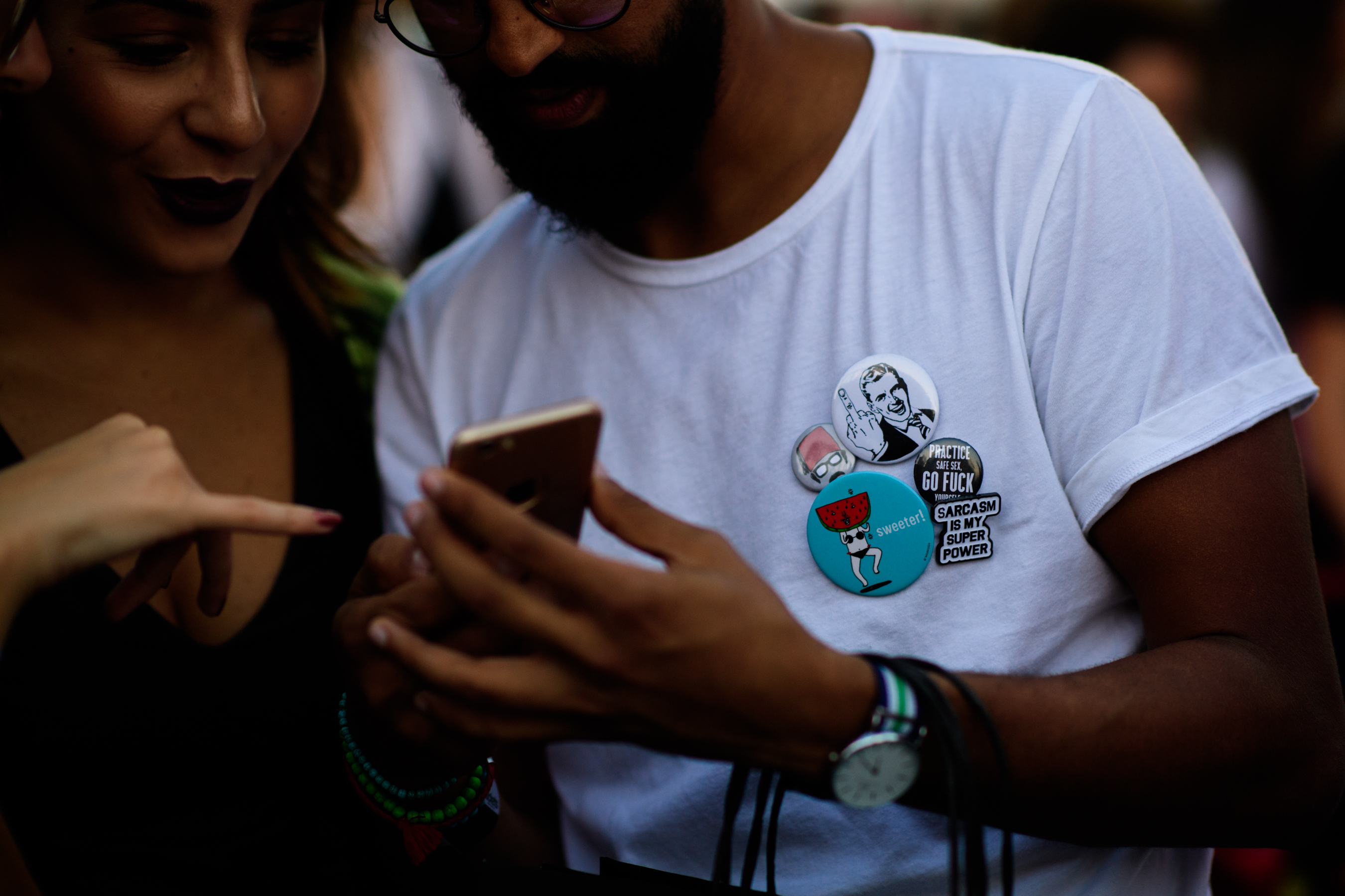 T-shirt with buttons pin