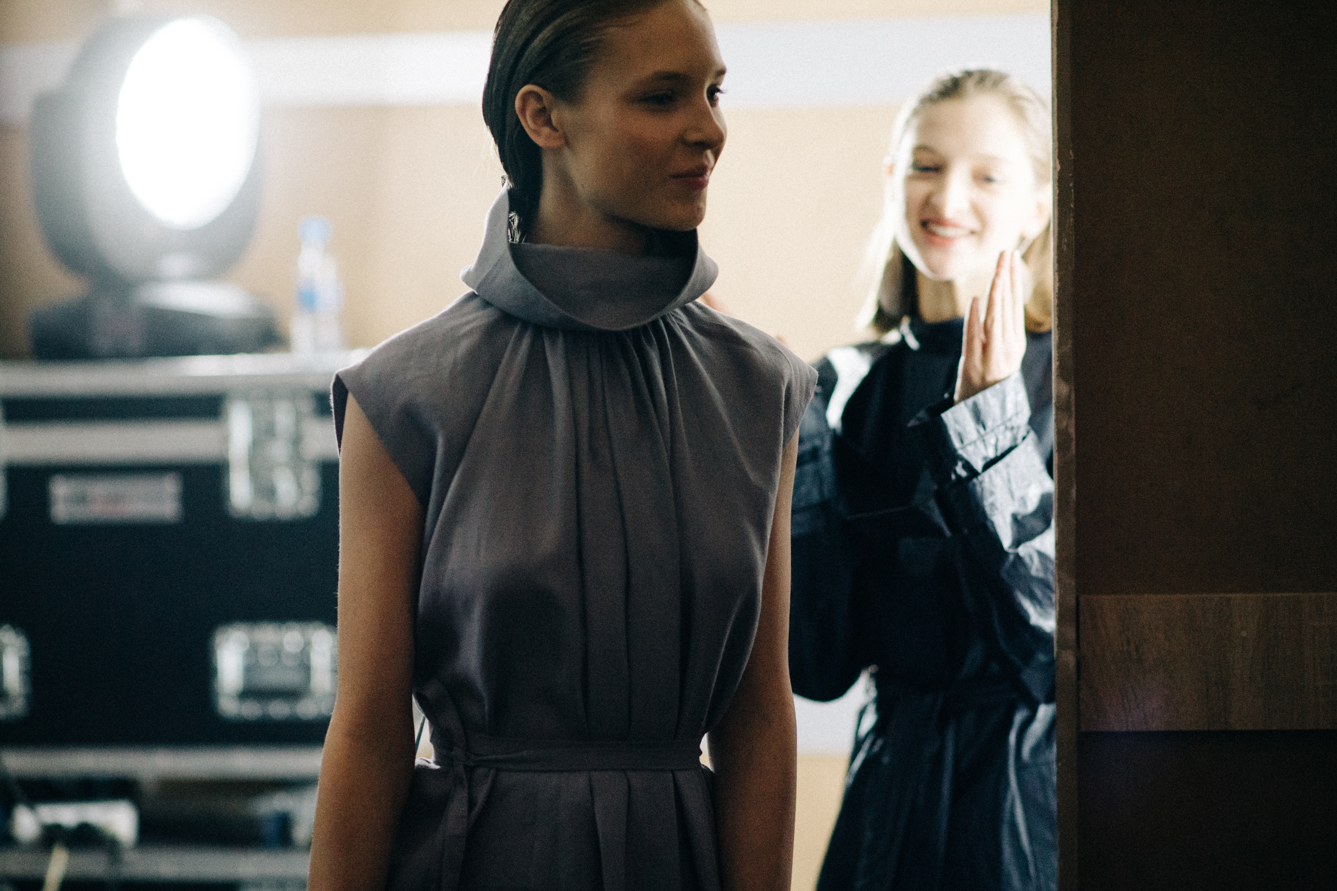Model weraing grey dress