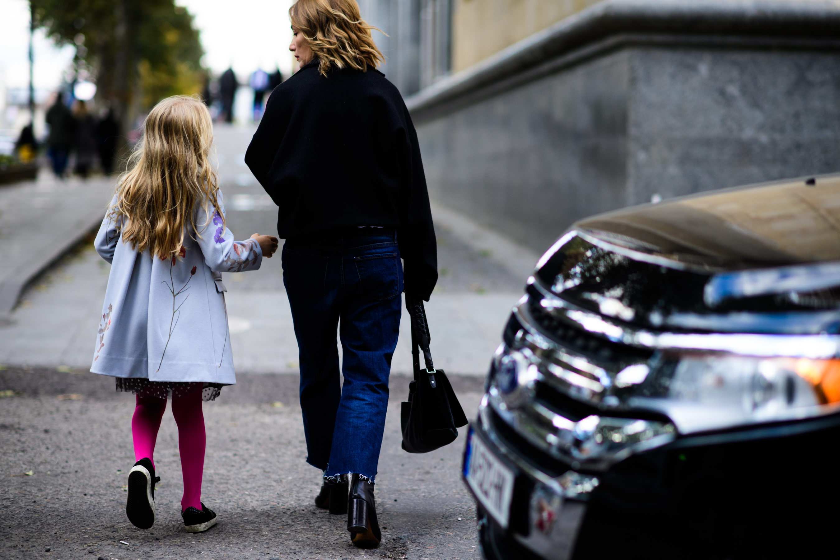 Woman with daughter wearing Materiel
