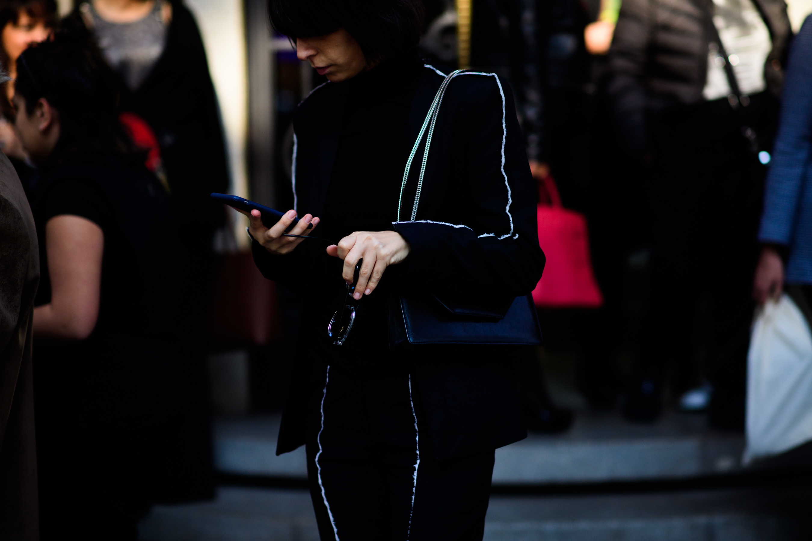 Woman wearing total black