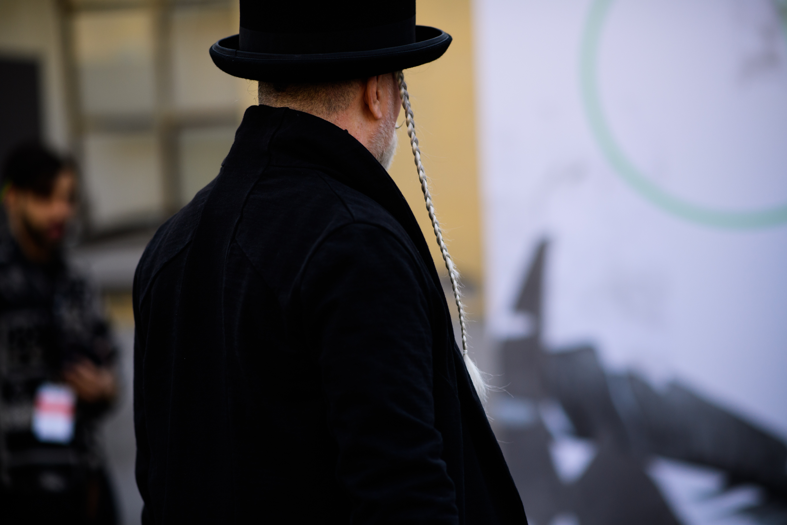 Man wearing big black hat