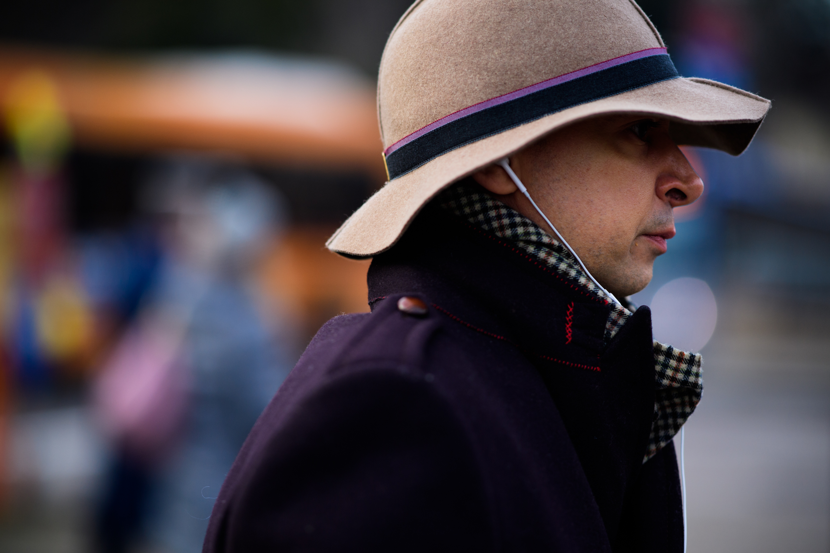 Man wearing big hat