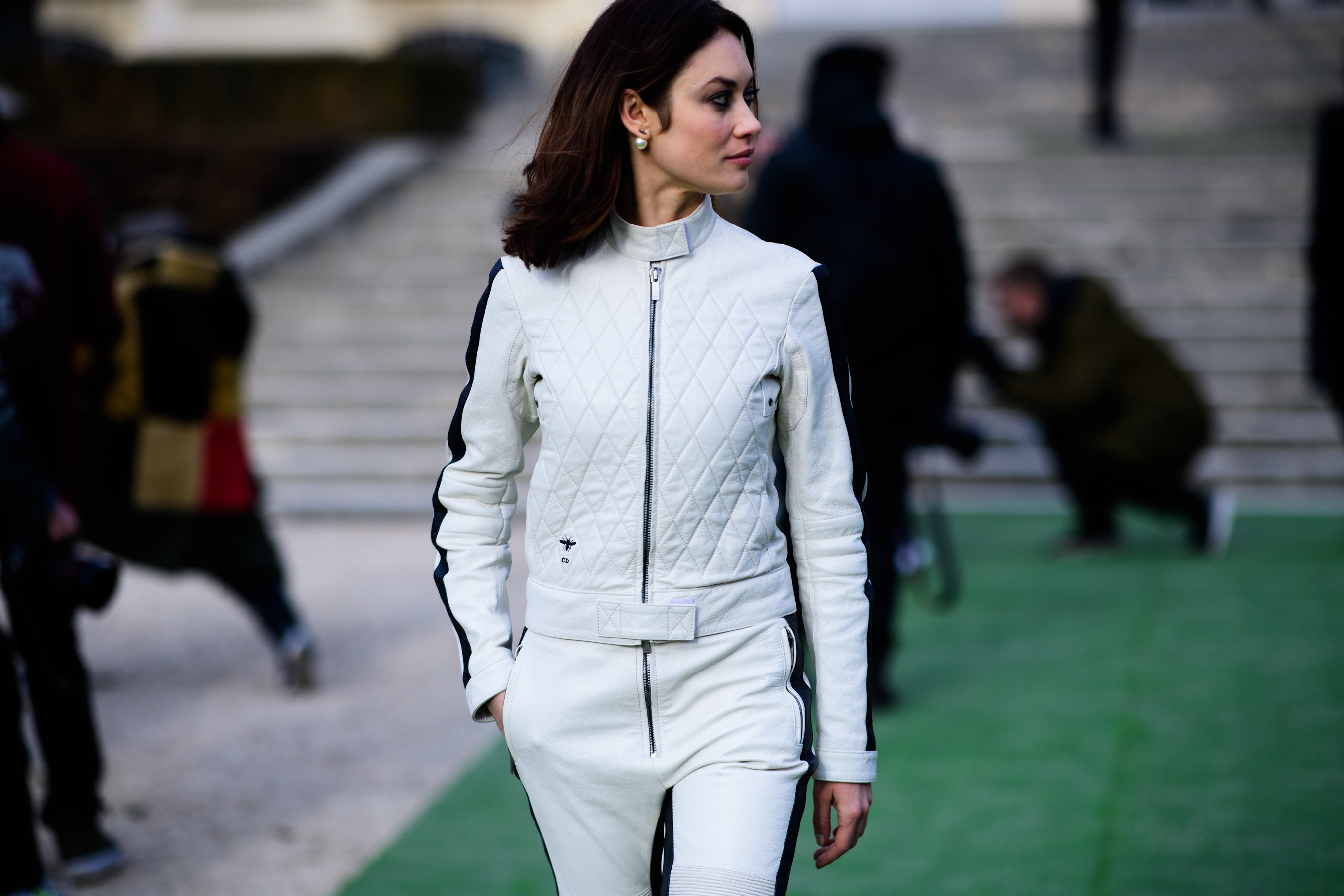 Woman wearing white clothes