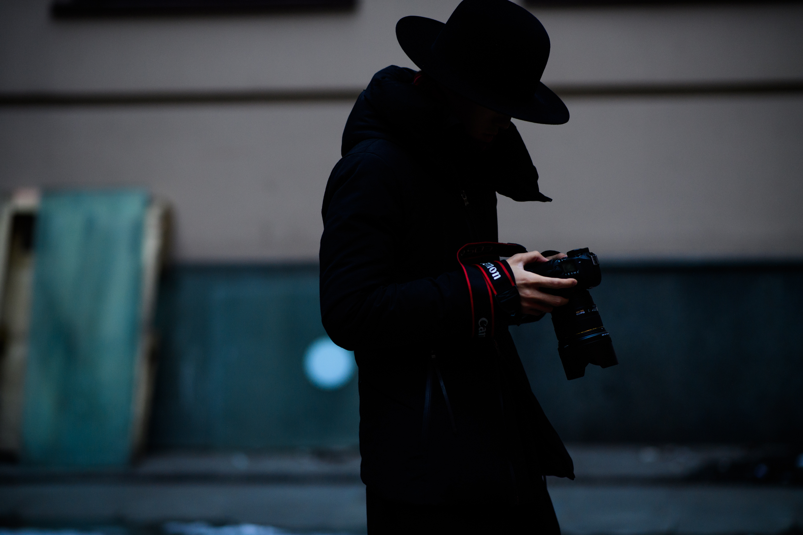 Photographer wearing black clothes