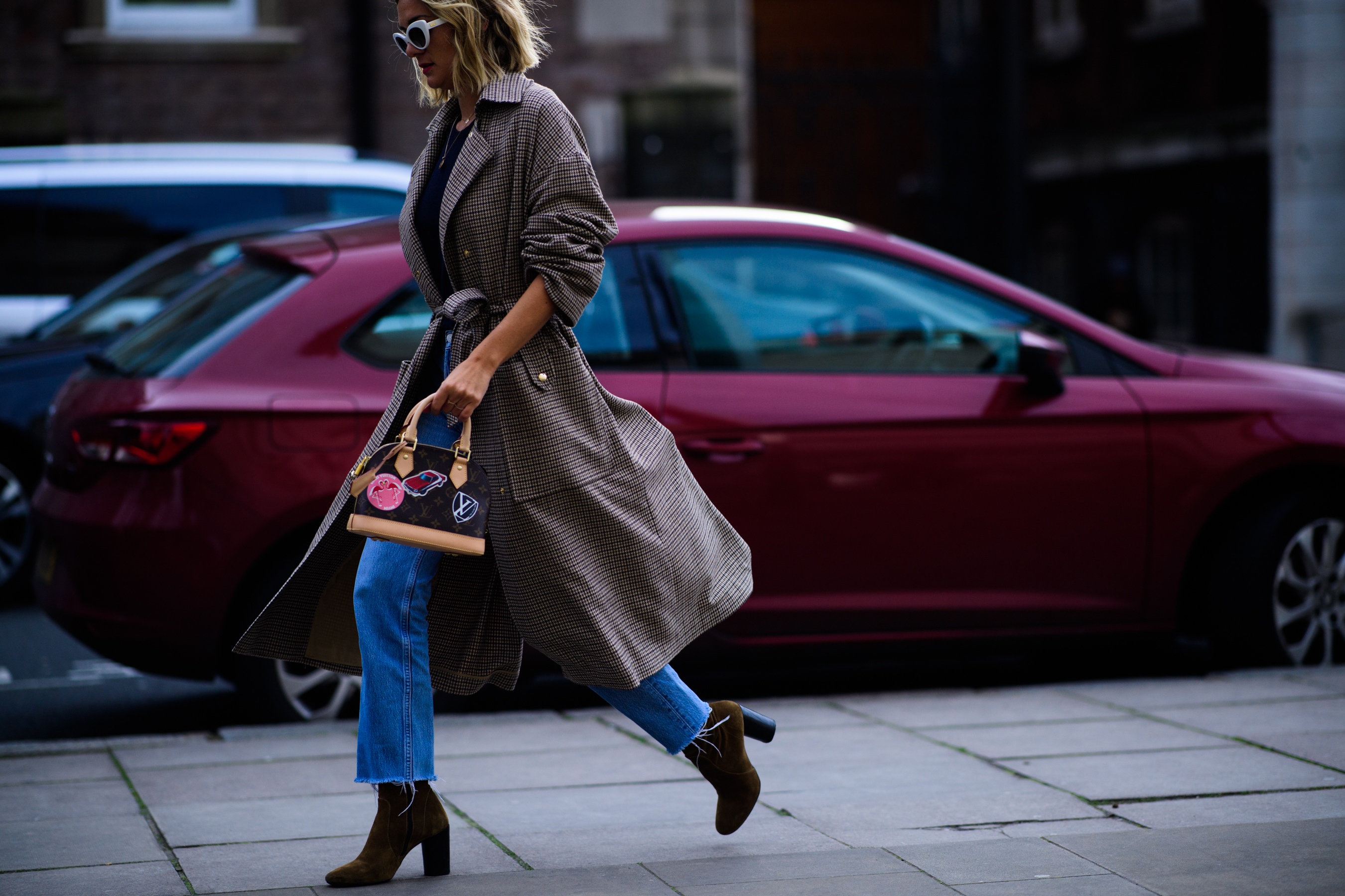Blogger wearing cropped blue jeans