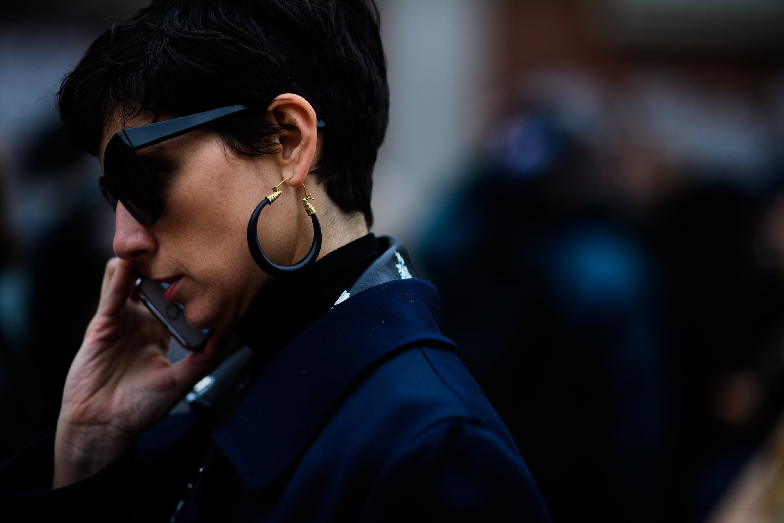 Editor wearing black clothes and sunglasses