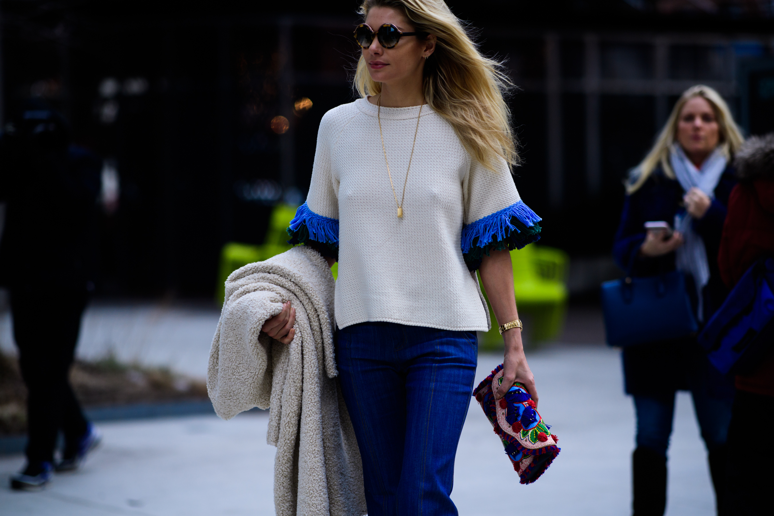 Woman wearing white and blue