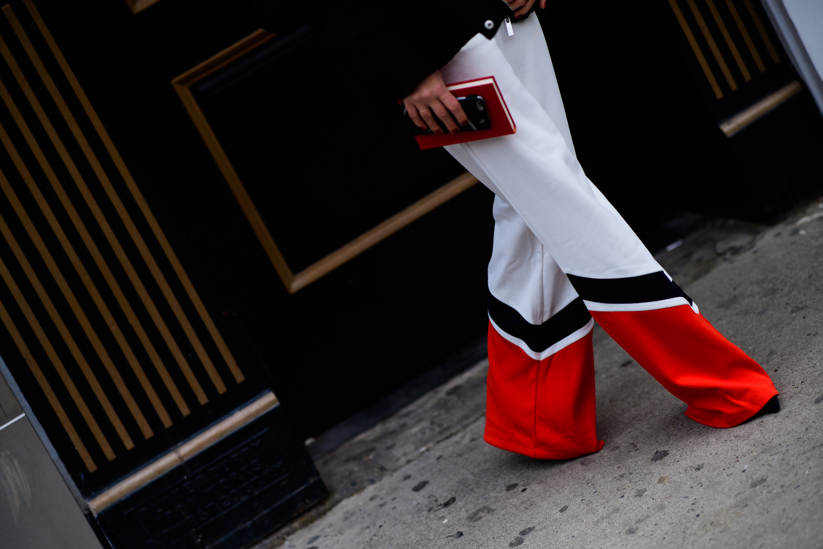 Kiwi blogger waring white and red pants