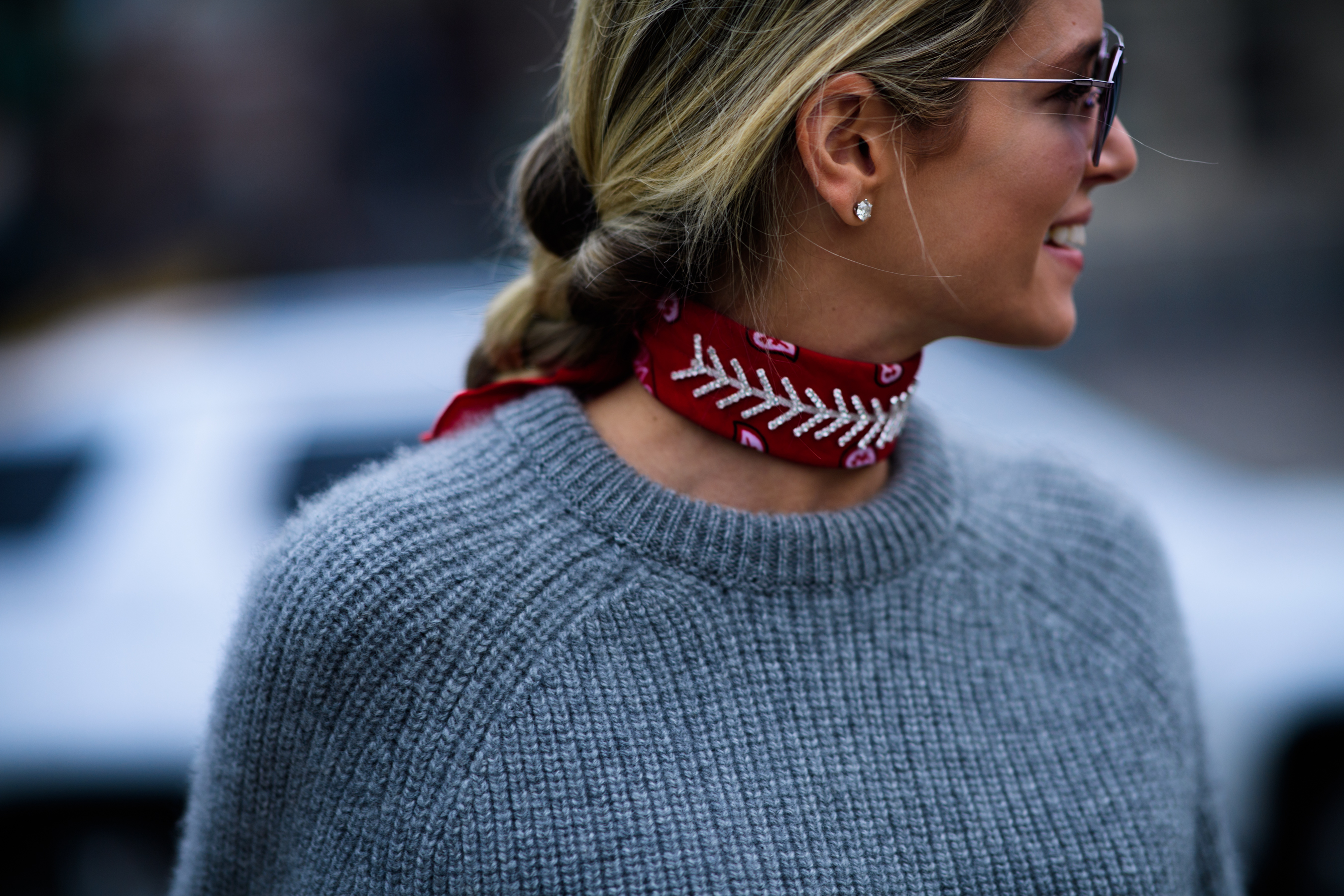 Woman wearing red bandama