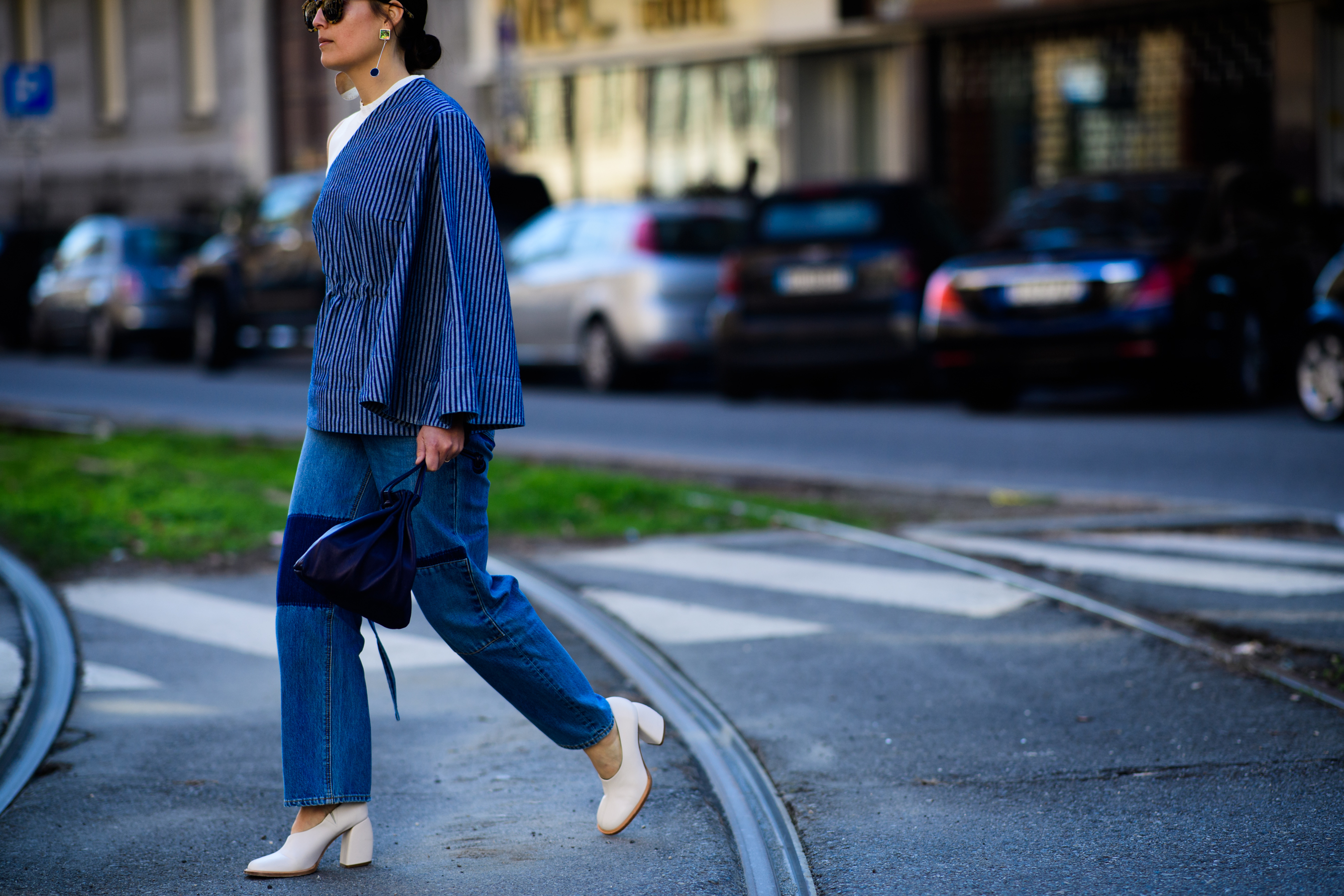 Blogger wearing blue clothes