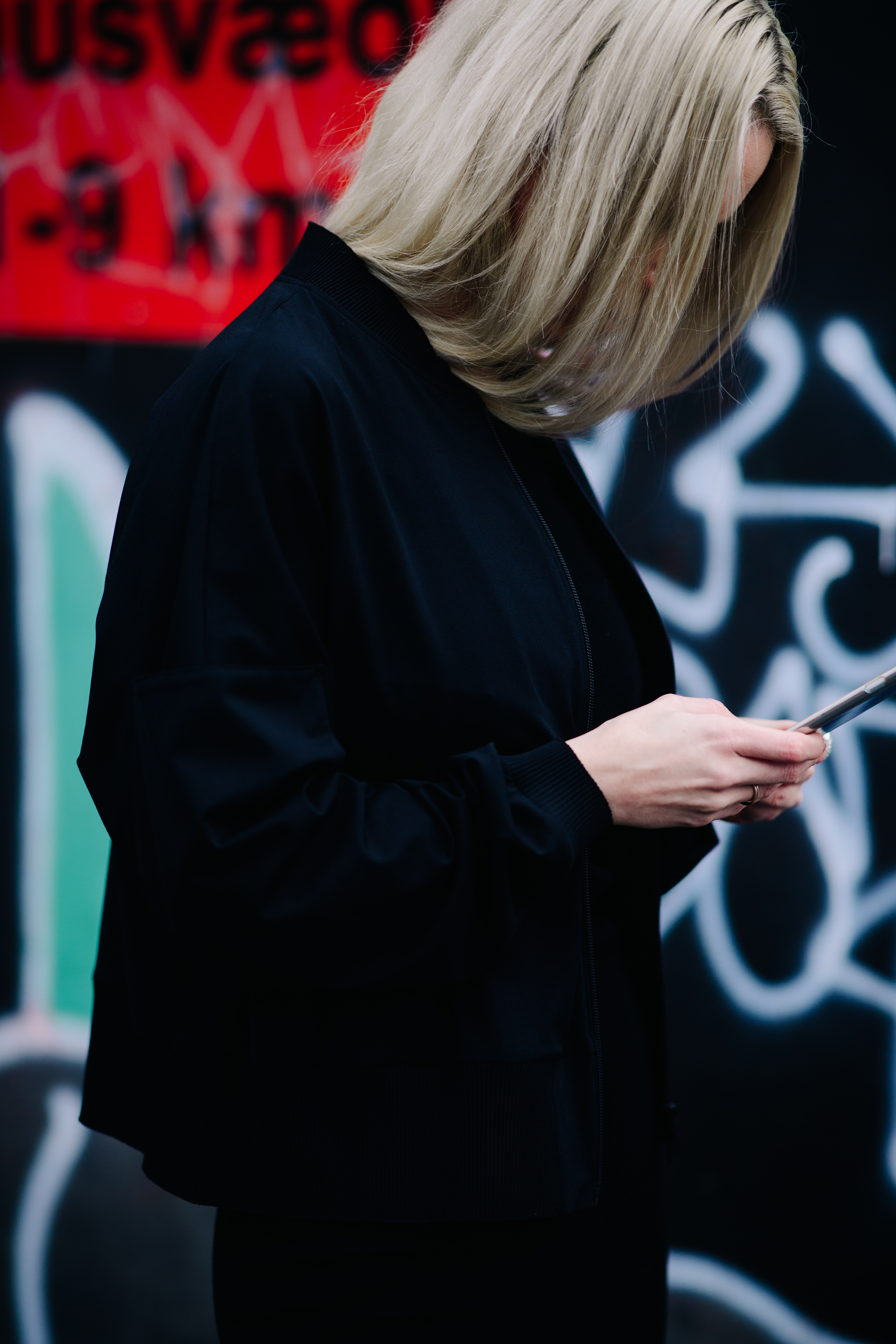 Icelandic blogger wearing black outfit