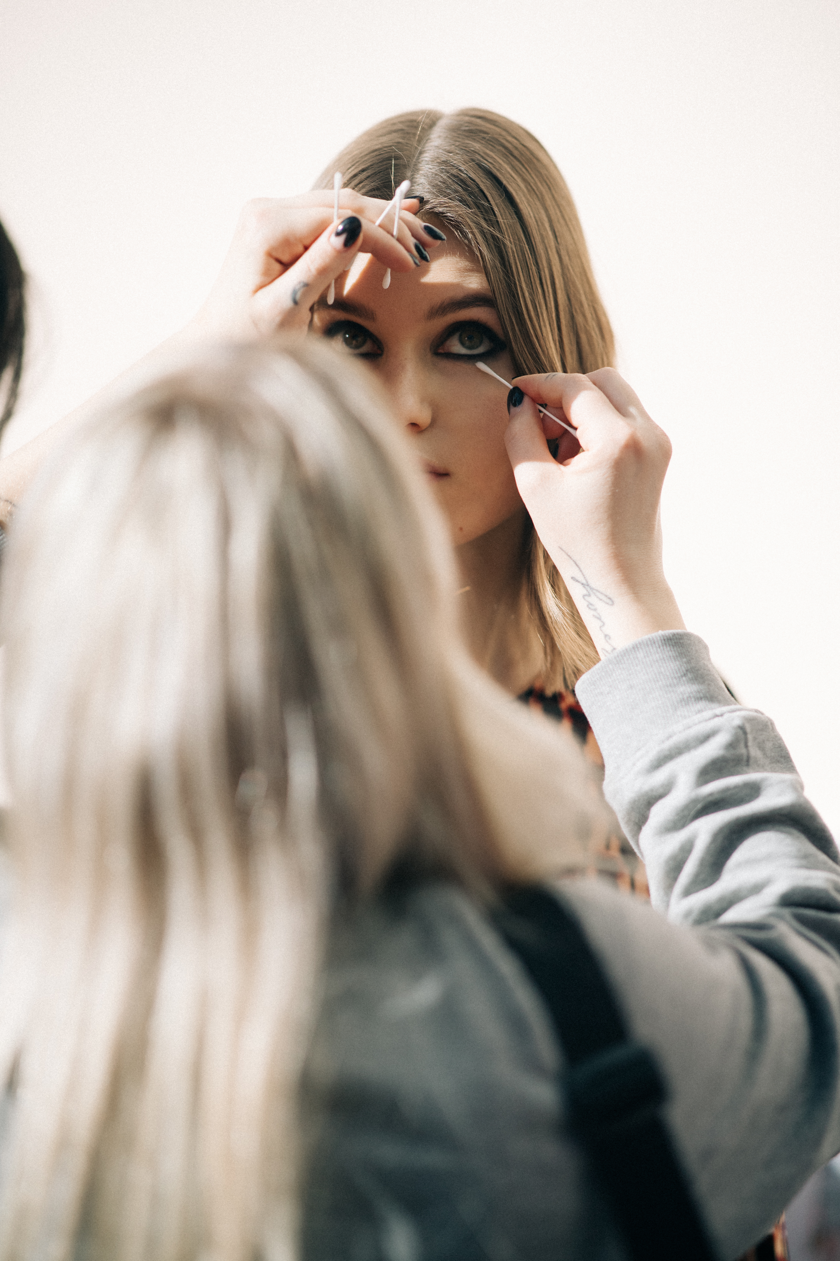 Model Alicia Holtz getting make up