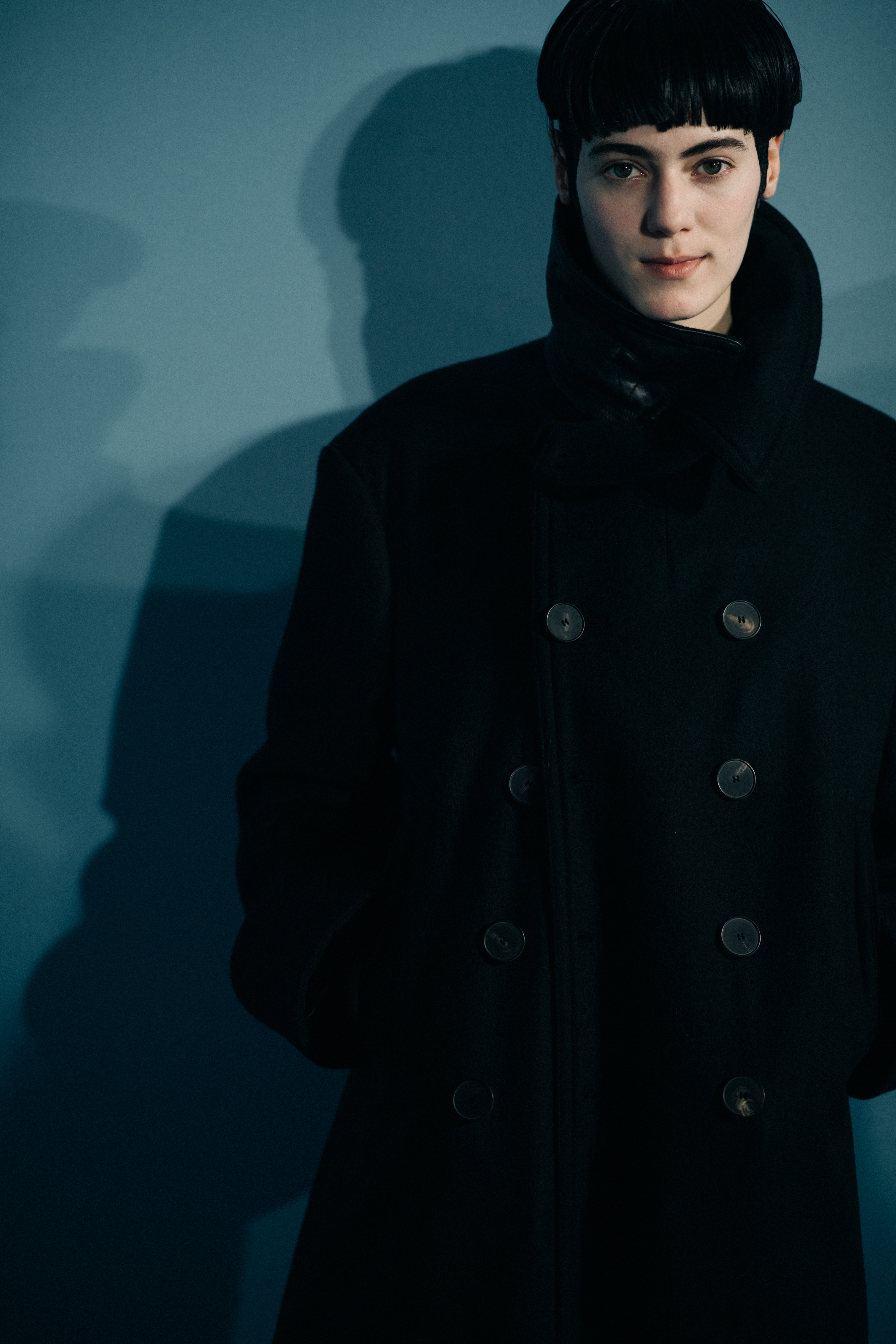 Model Lea Issarni wearing all black
