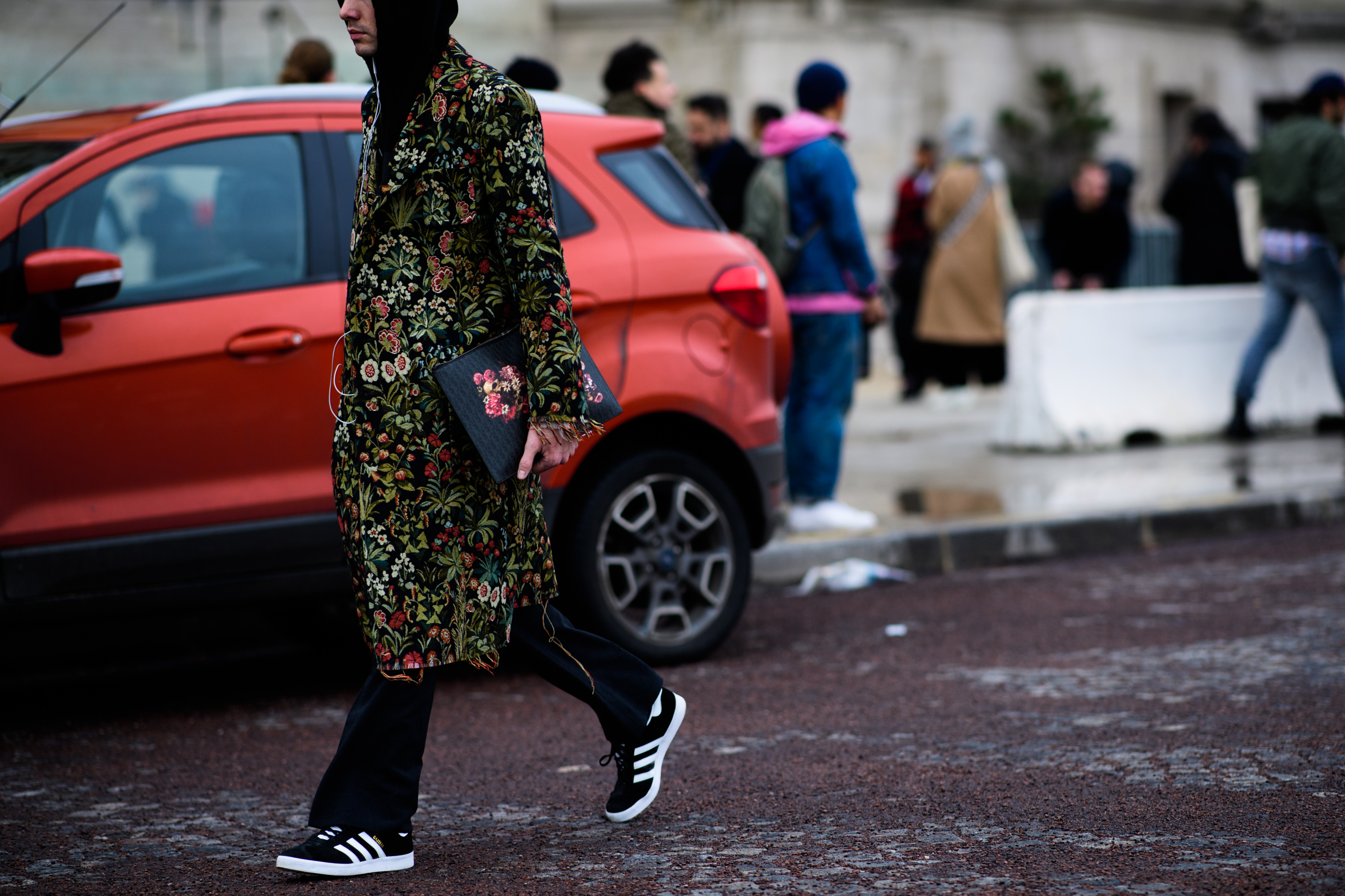A Magazine editor with Dior clutch bag