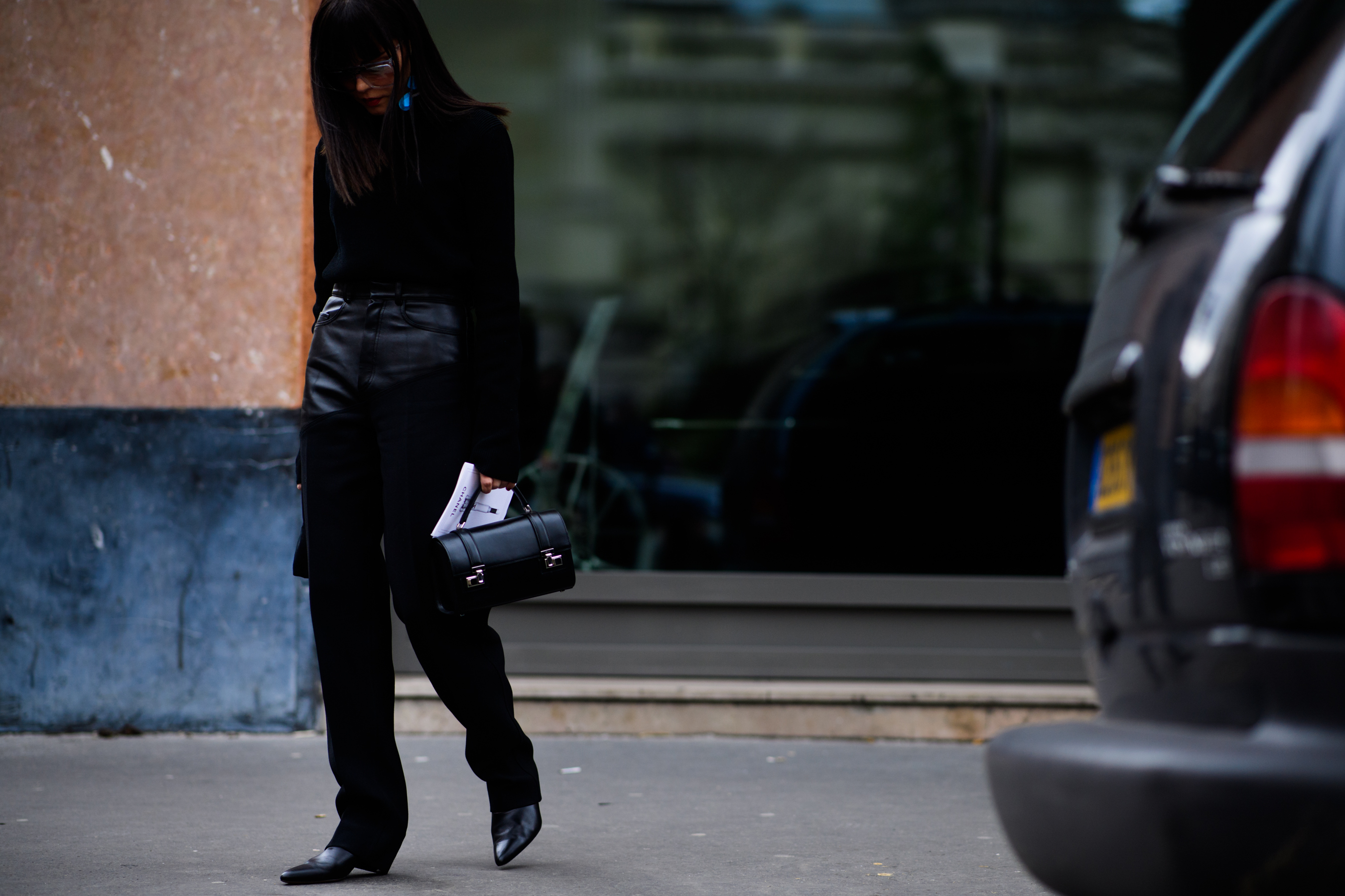 Blogger wearing all black