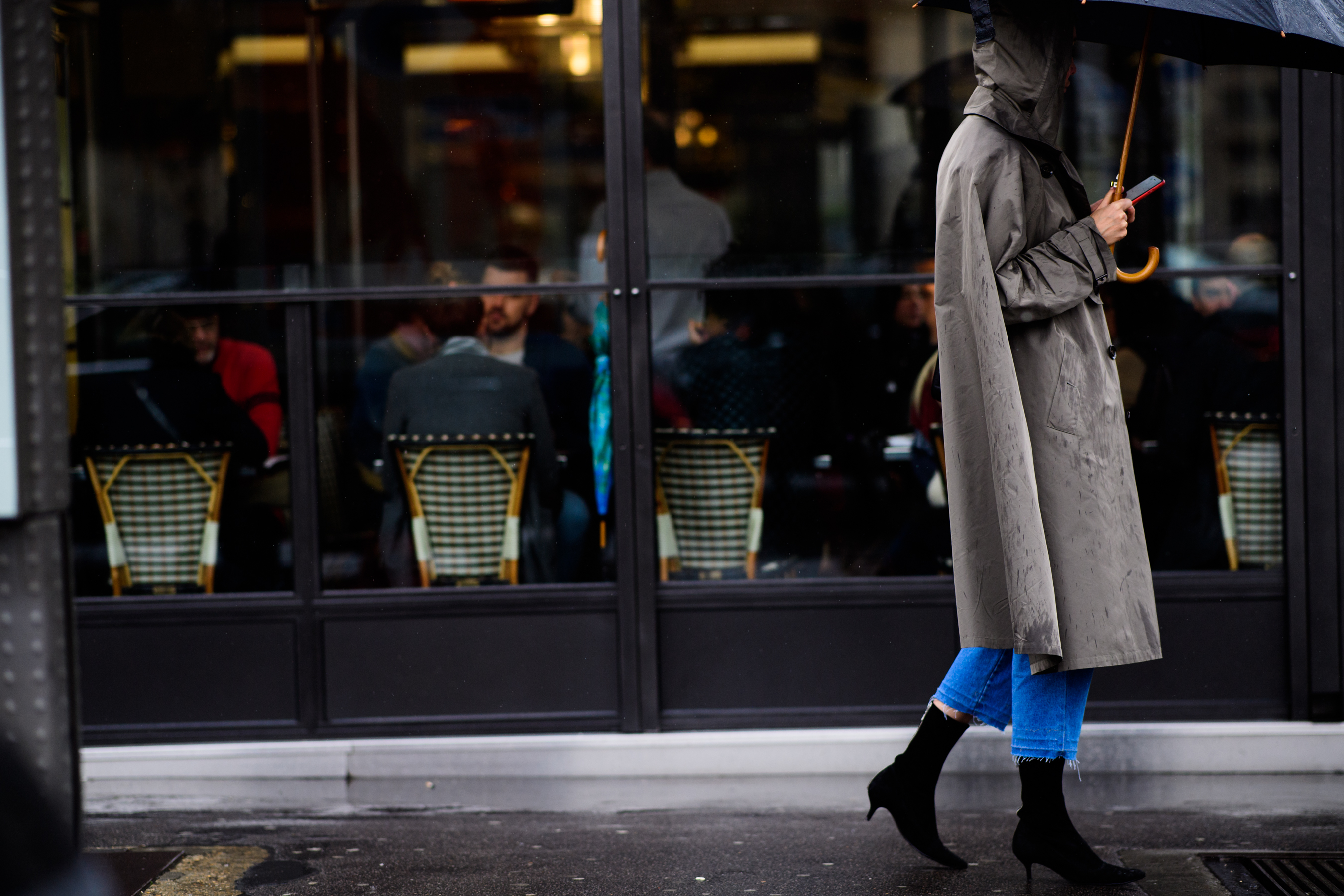 Ukrainian editor wearing kitten heels