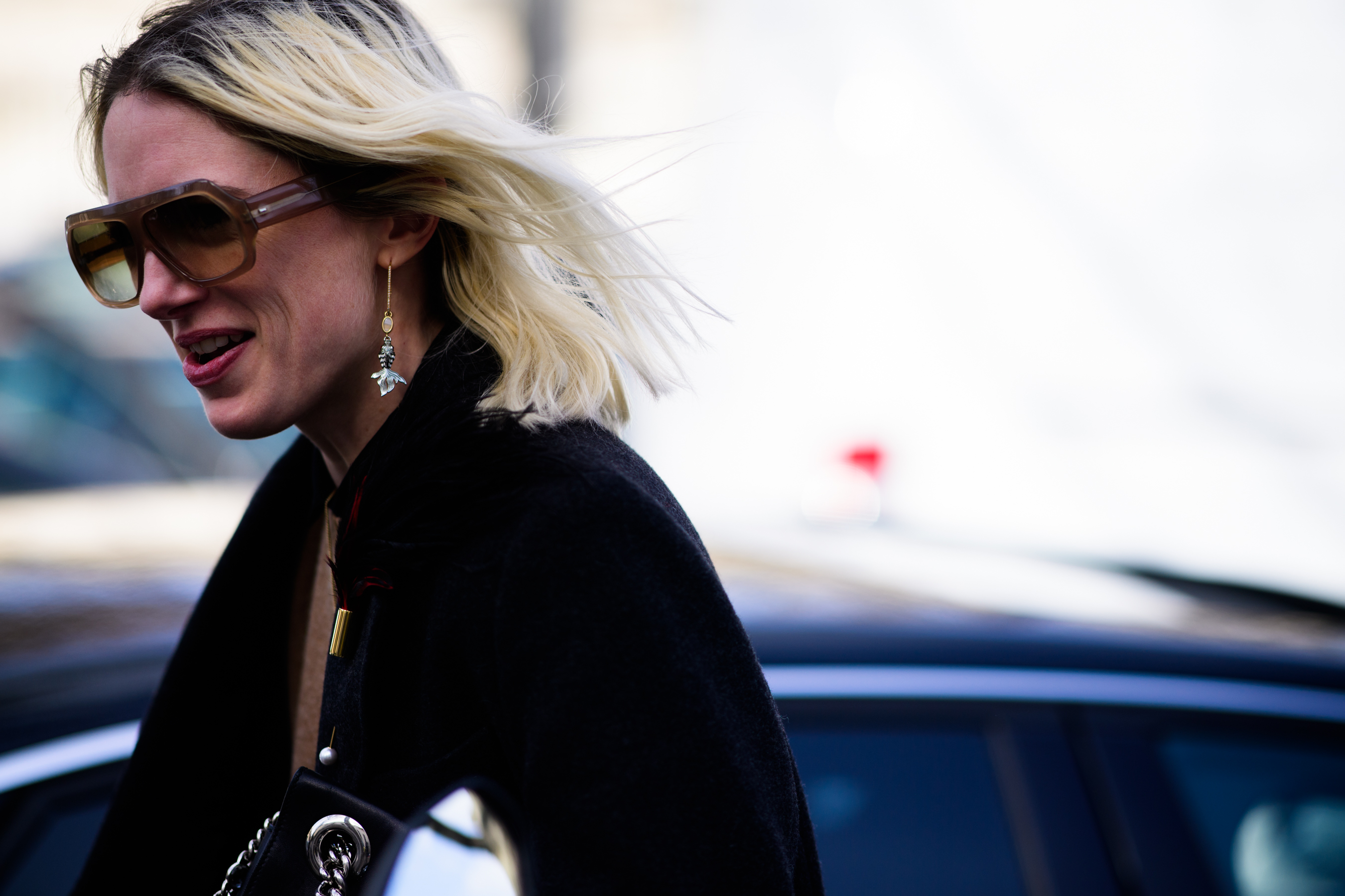 Woman wearing big sunglasses