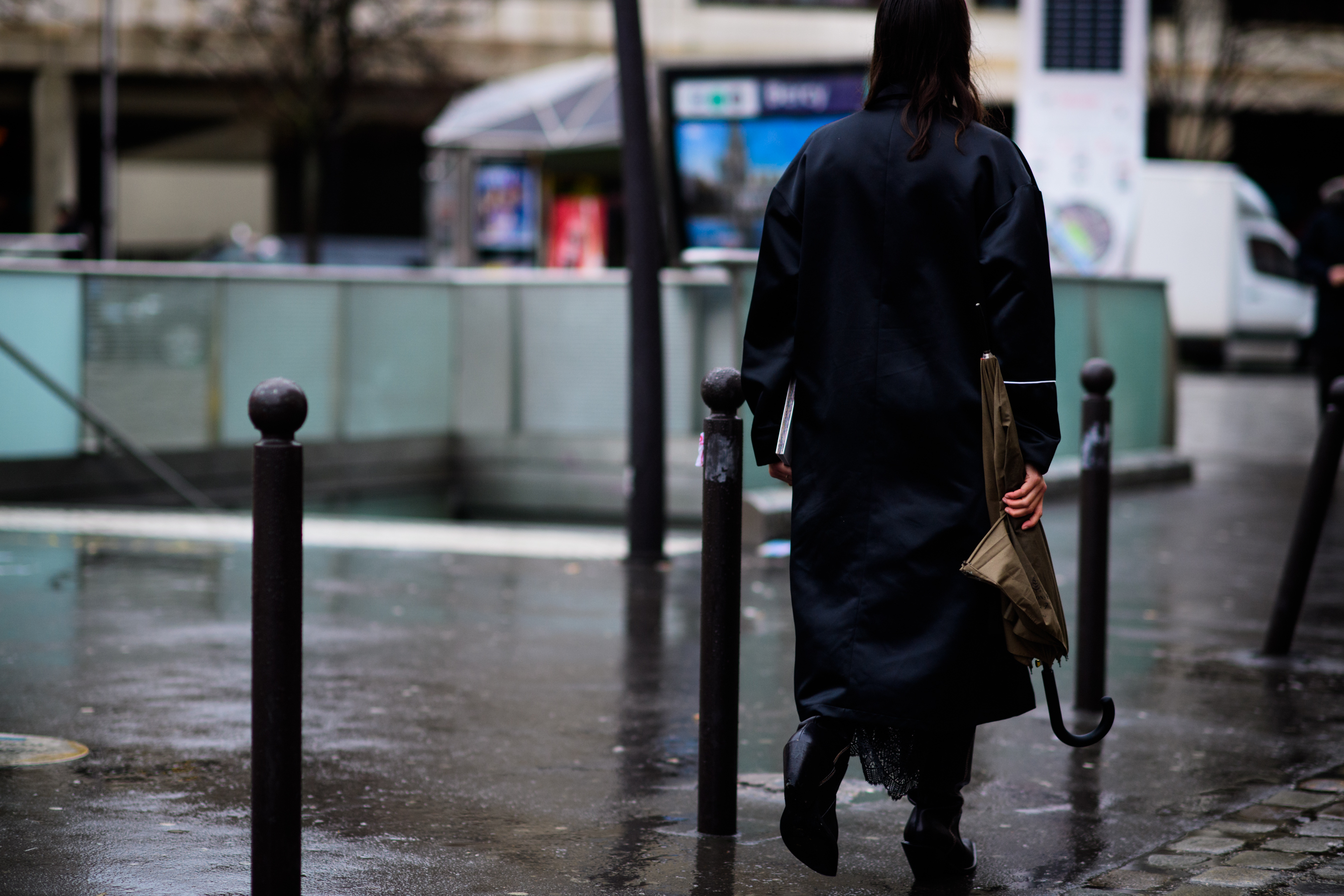 American editor wearing all black