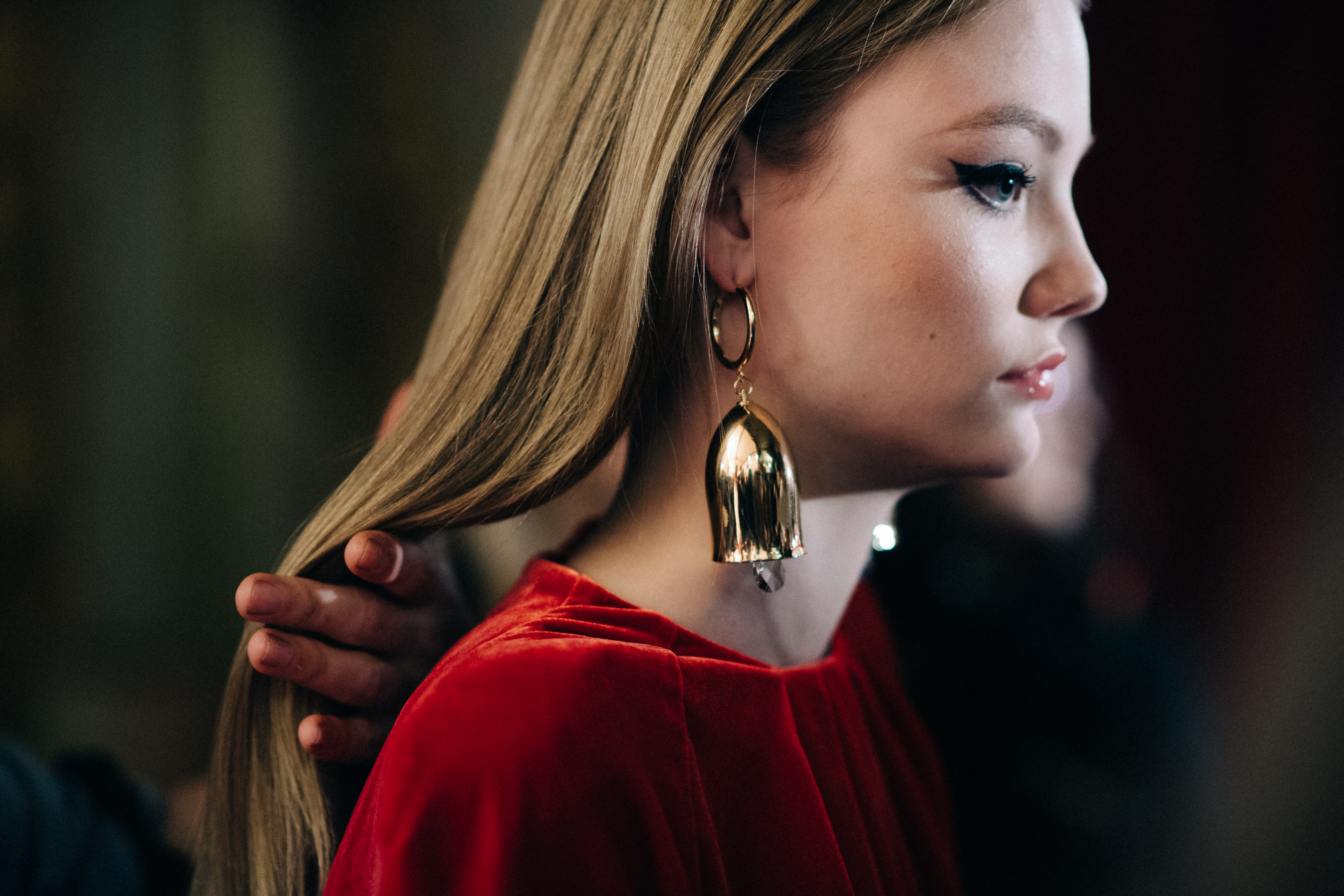 Model Roos Abels wearing red