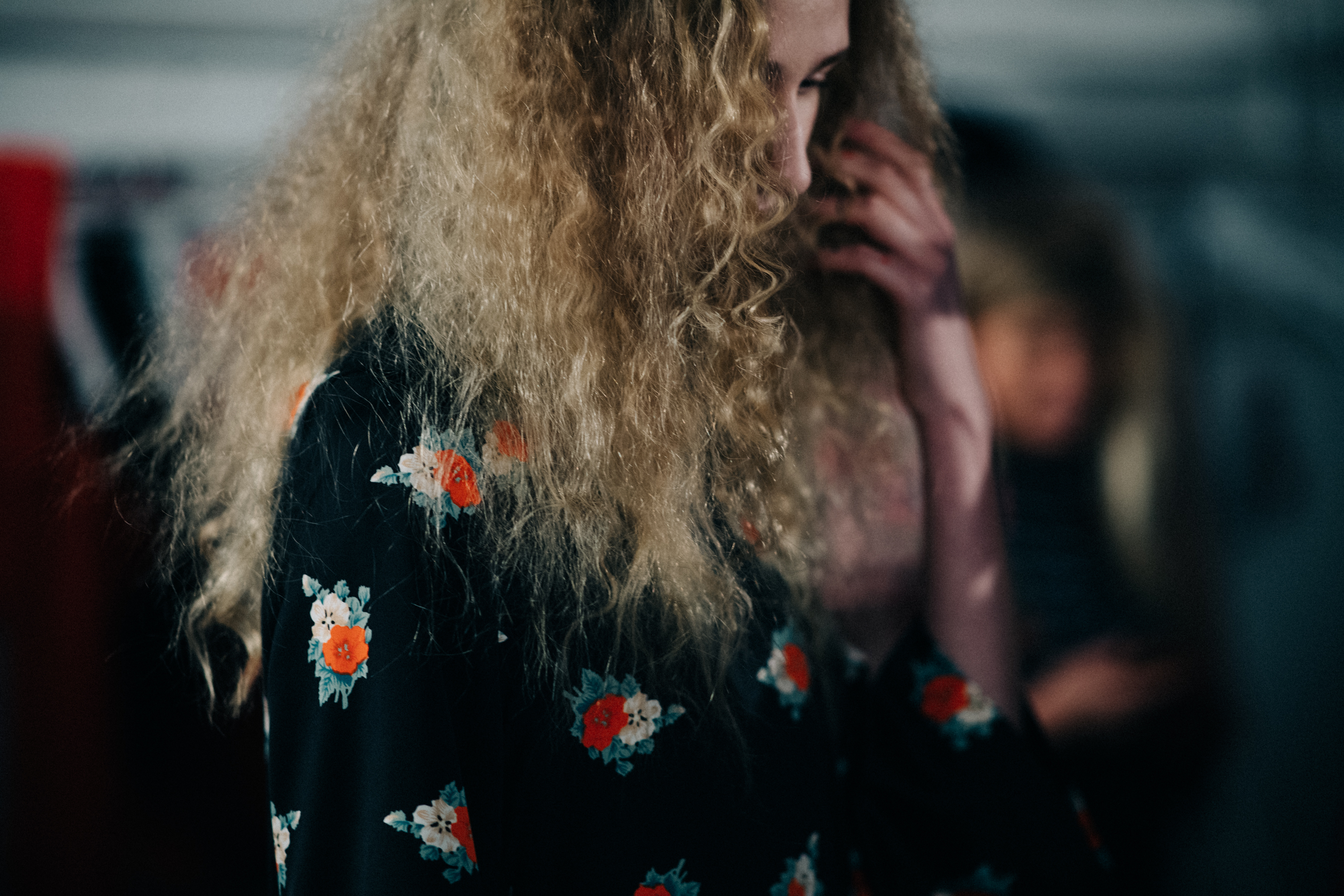 Model with blonde curly hair