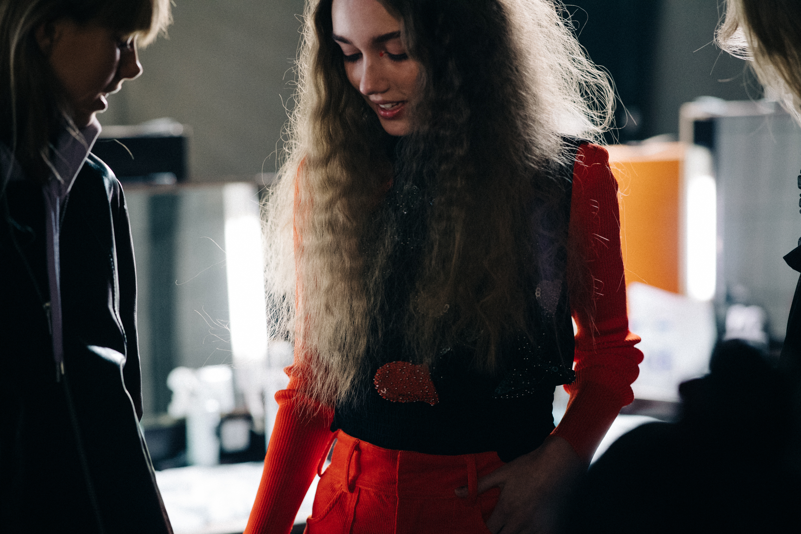 Model with curly hair before a show