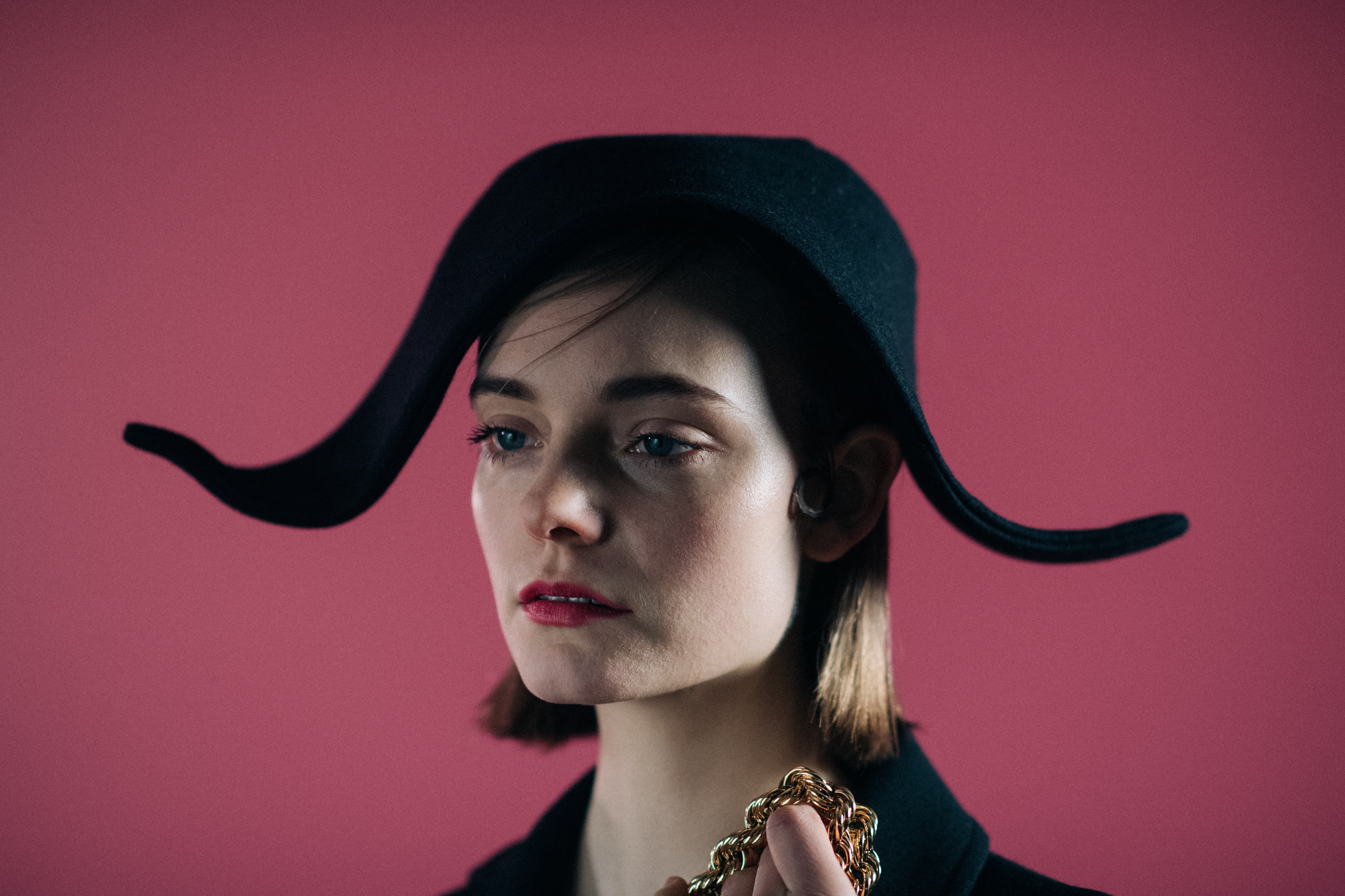 Girl wearing a Jacquemus black hat