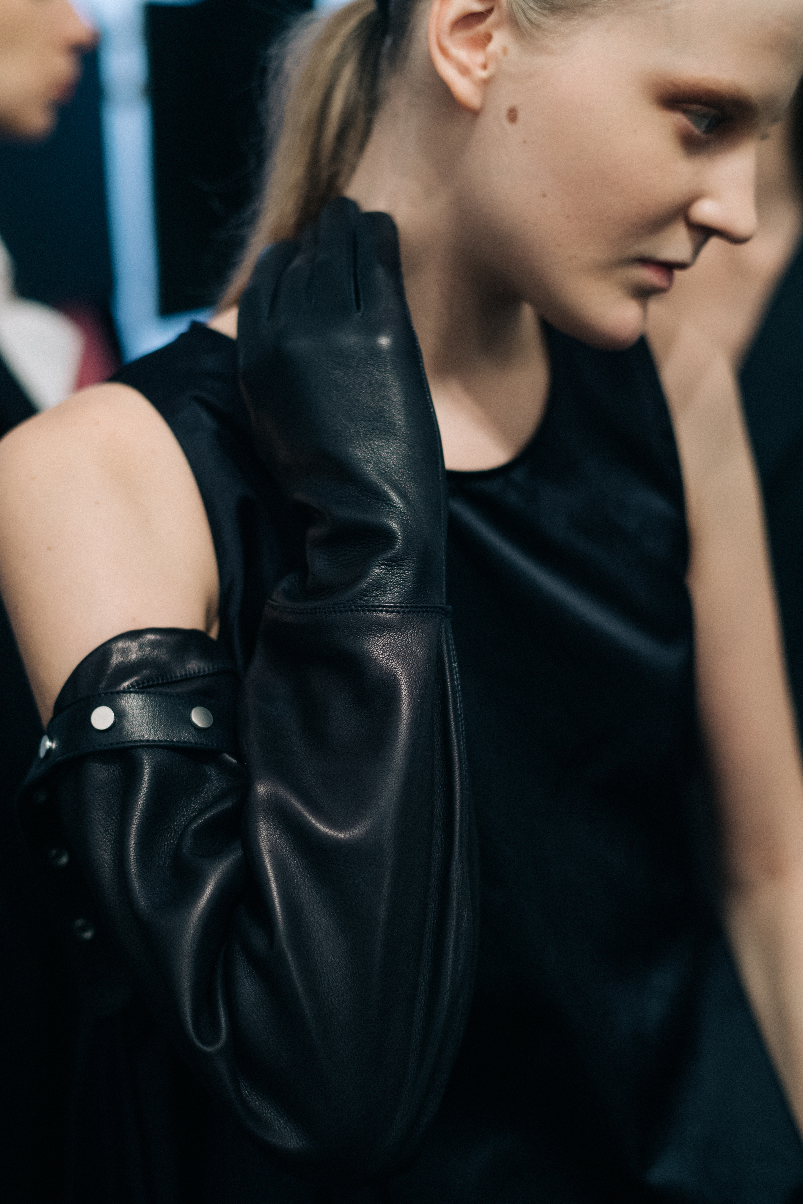 Model wearing leather black gloves