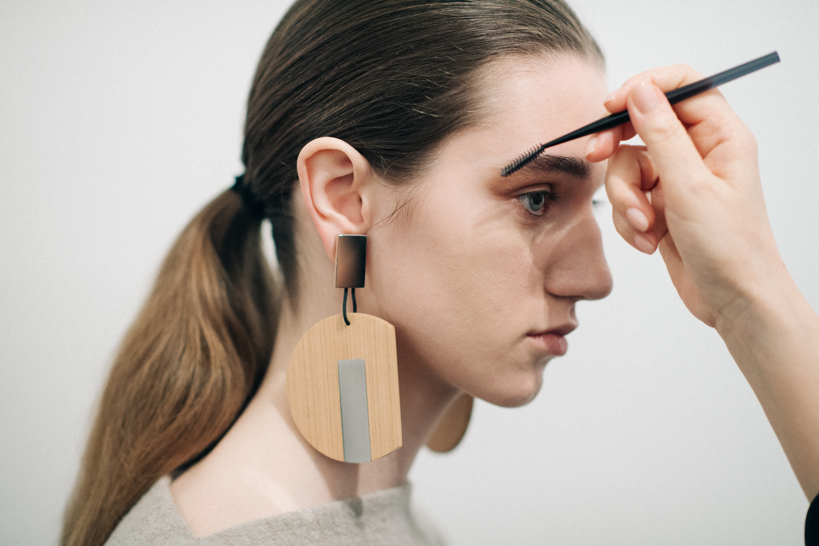 Model getting her eyebrows done