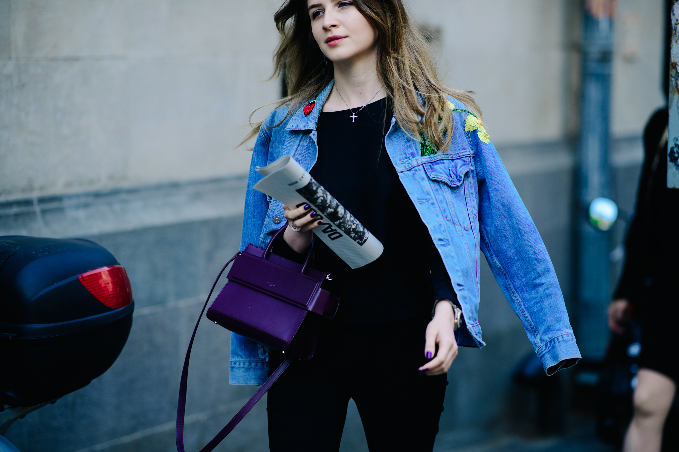 Girl before Dalood show