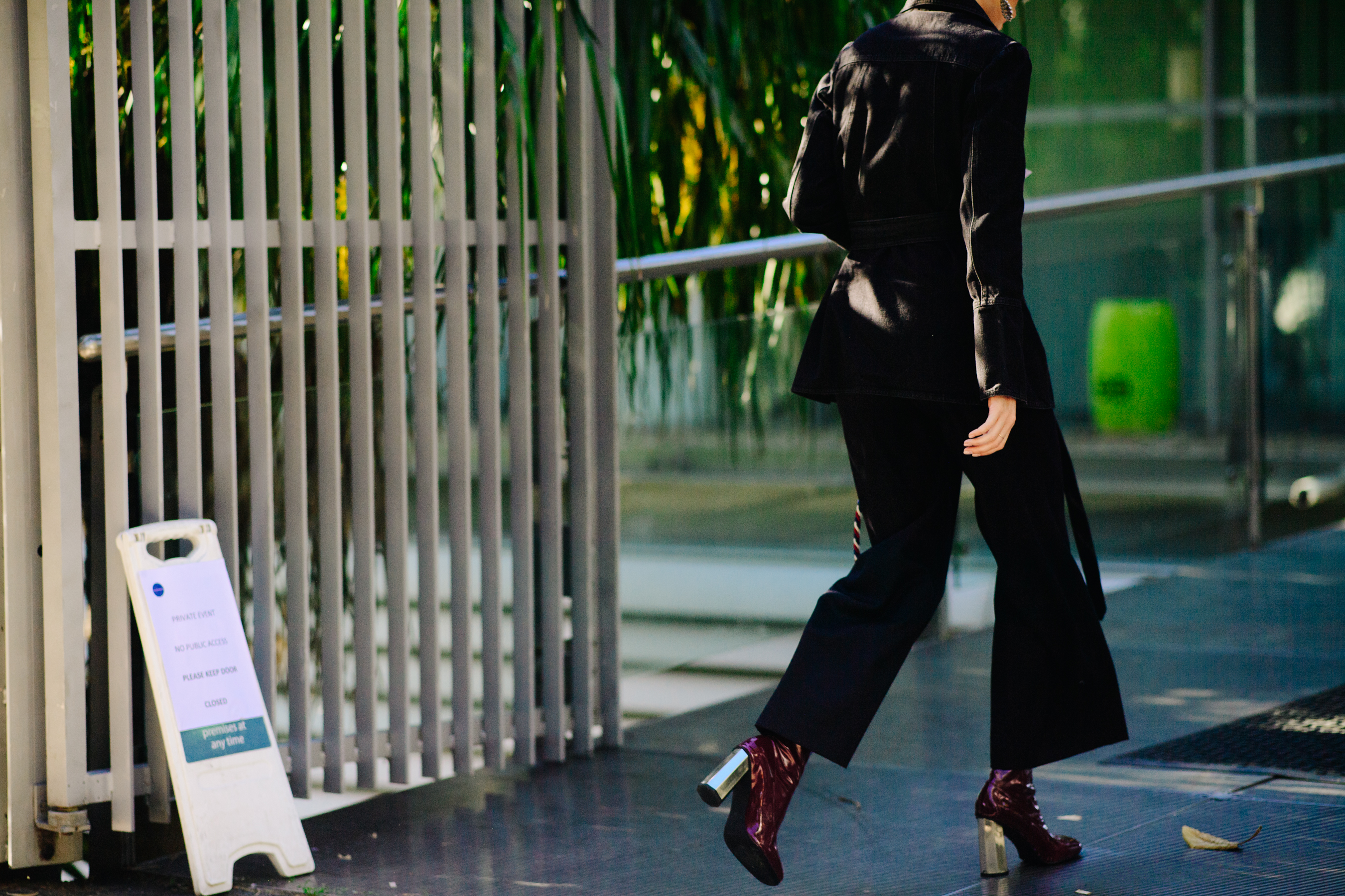 Woman wearing a total dark outfit