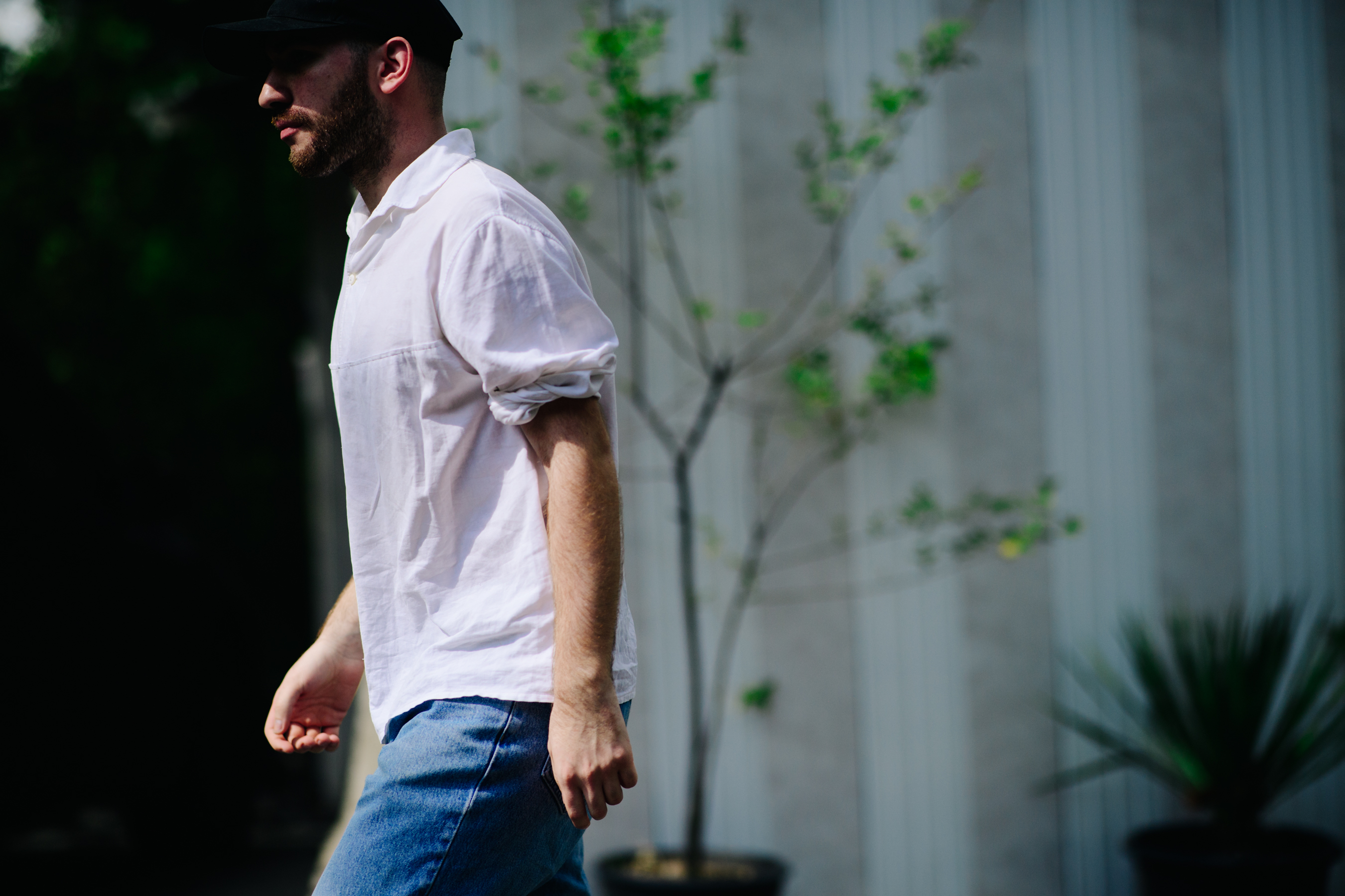 Man wearing a white cotton shirt