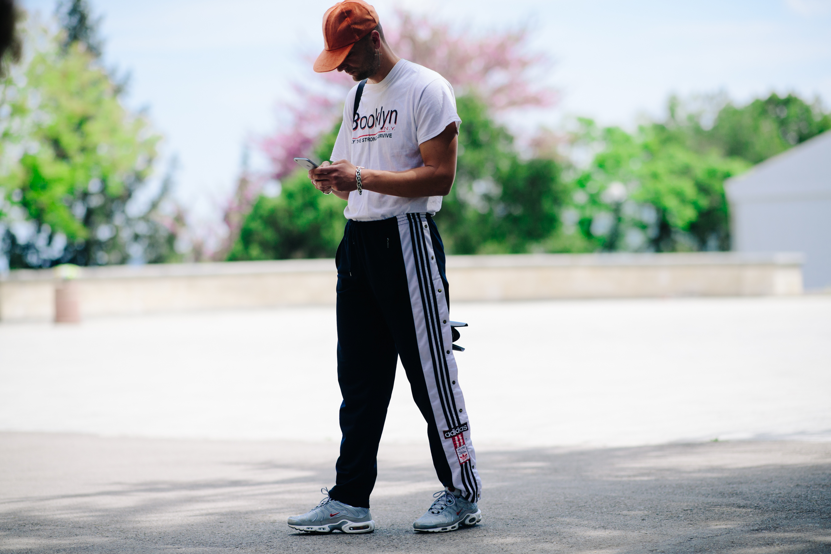 Man wearing a white t-shirt