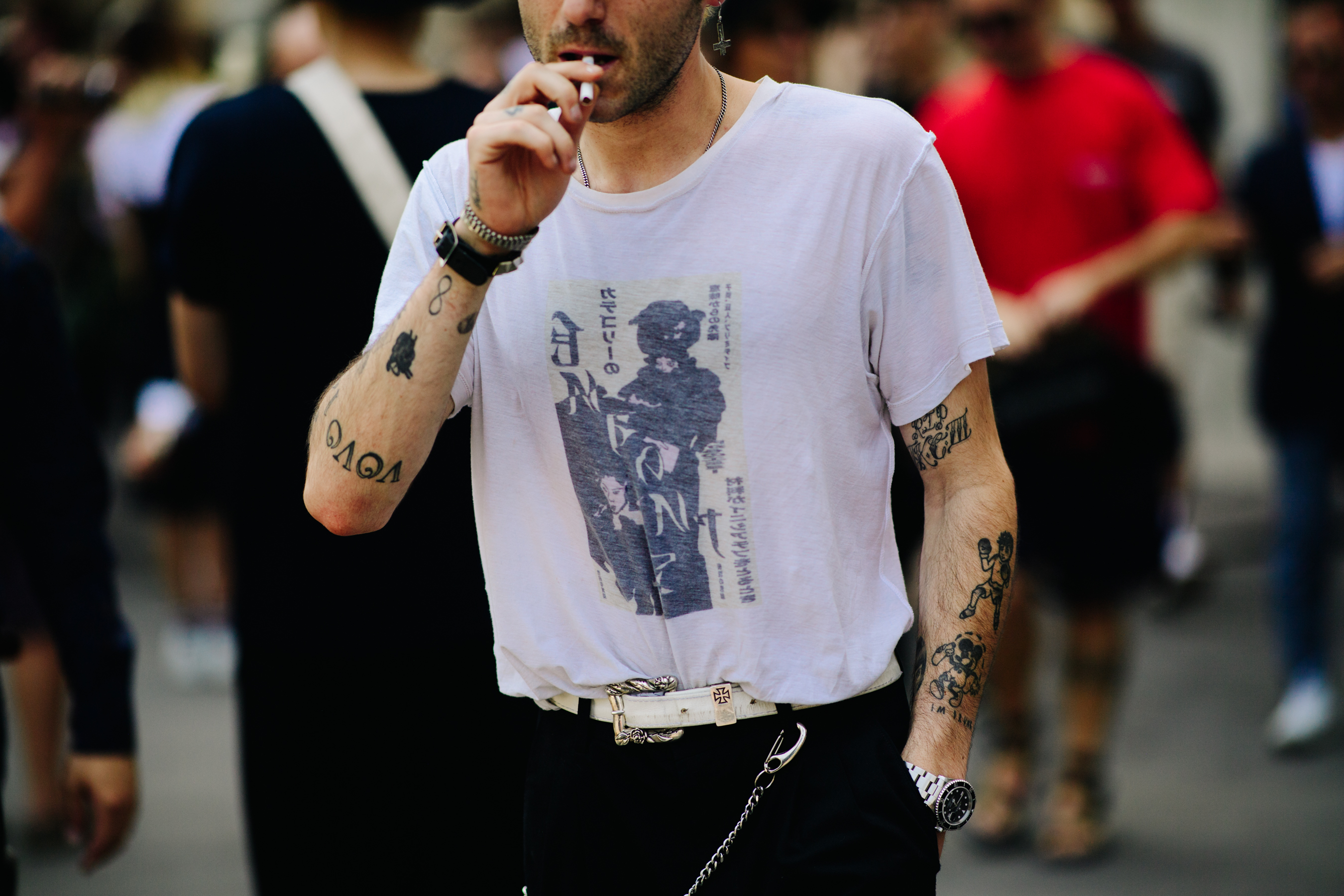 Tattooed man wearing a cotton t-shirt