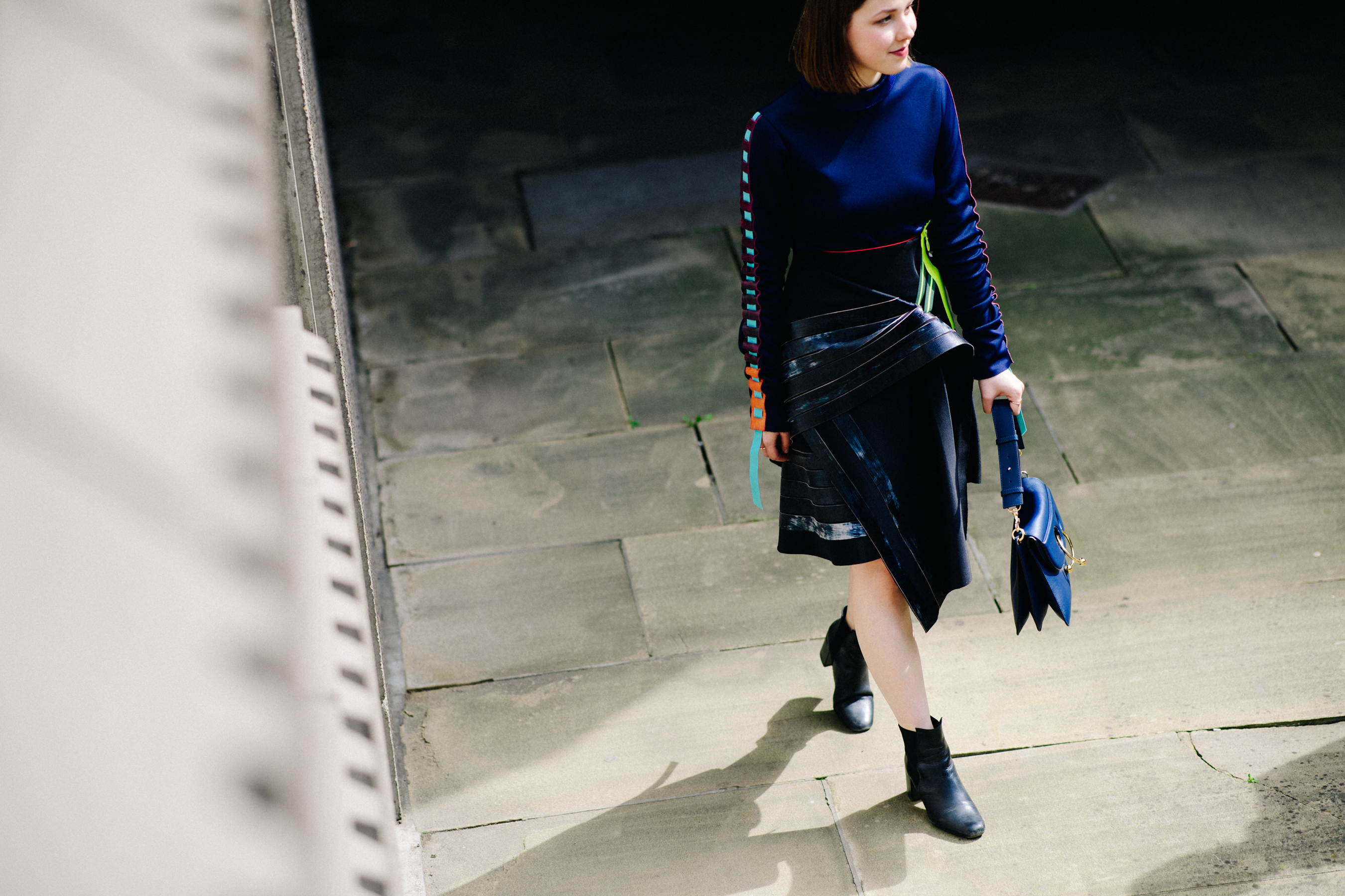 Girl wearing J.W.Anderson piercing bag