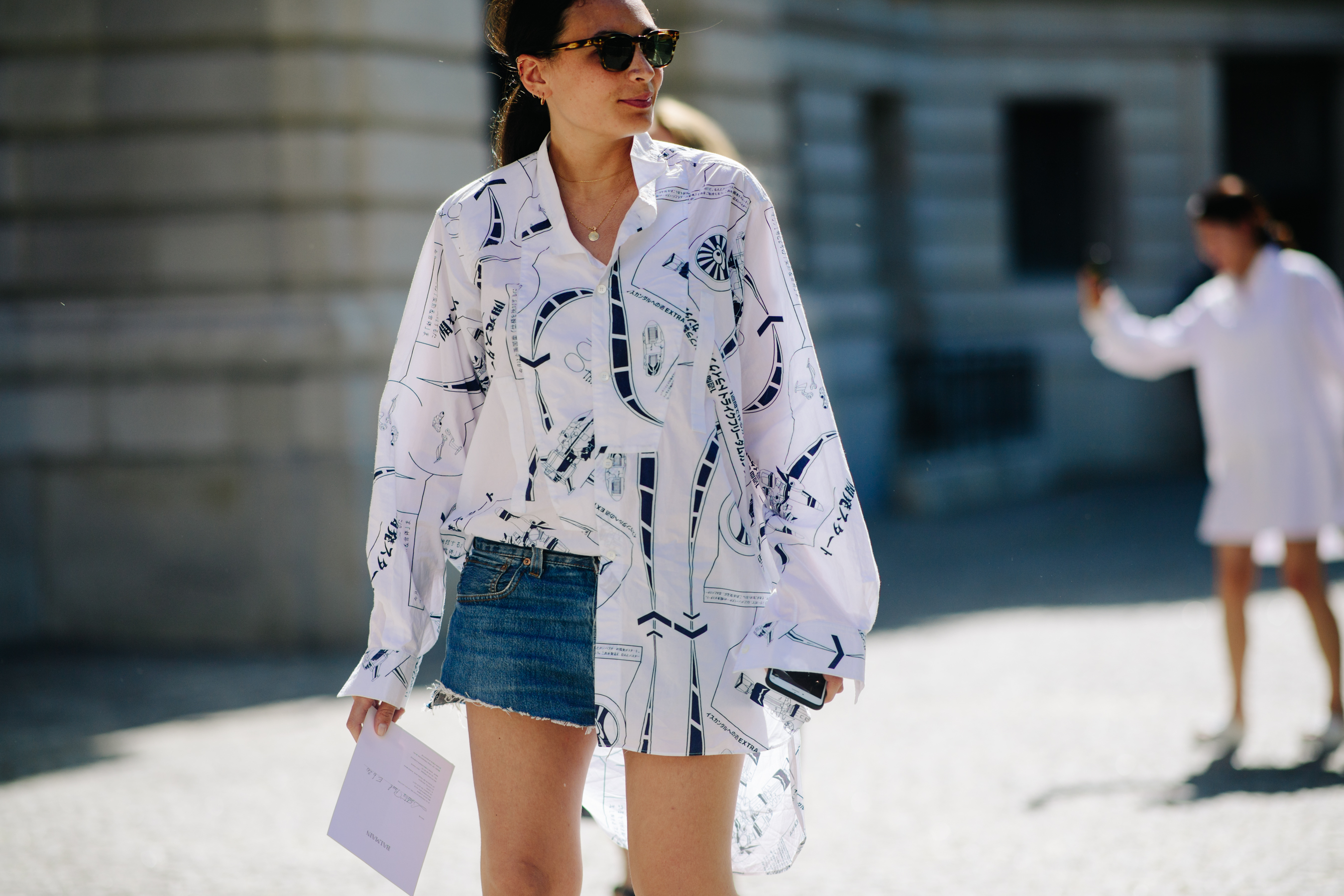 Woman wearing a white printed shirt