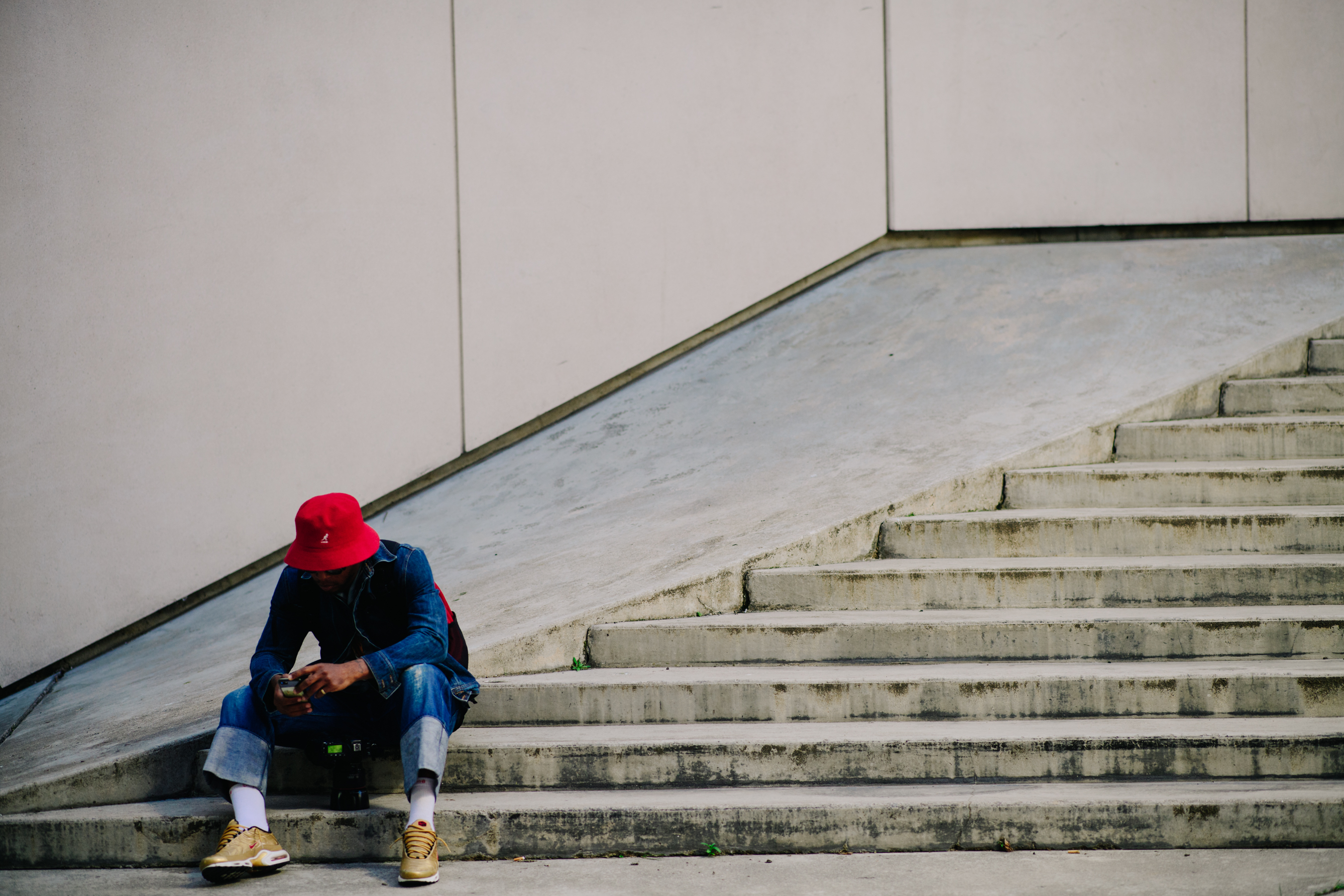 Photographer wearing a red Kangol hat