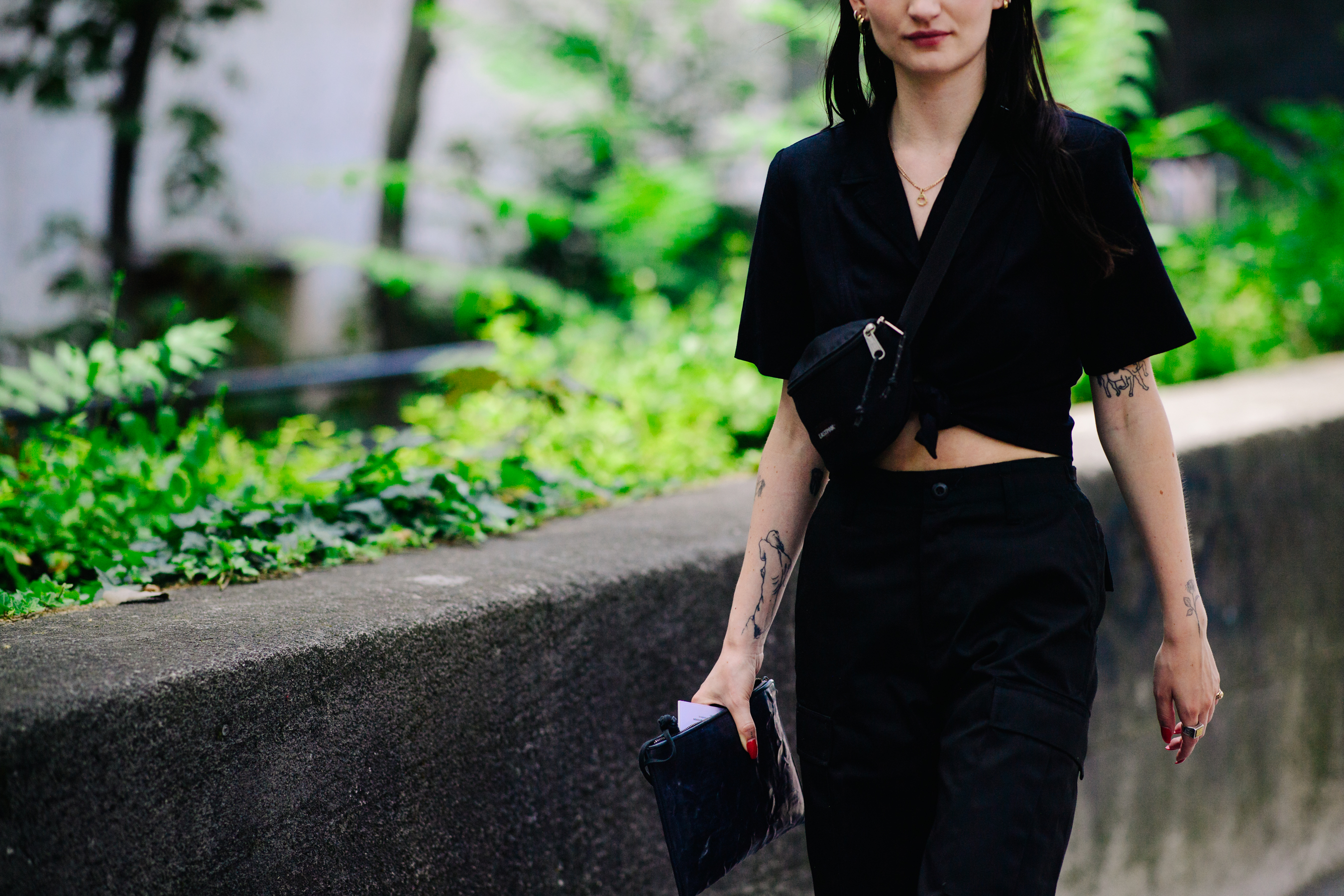 Woman carrying an Eastpak fanny pack