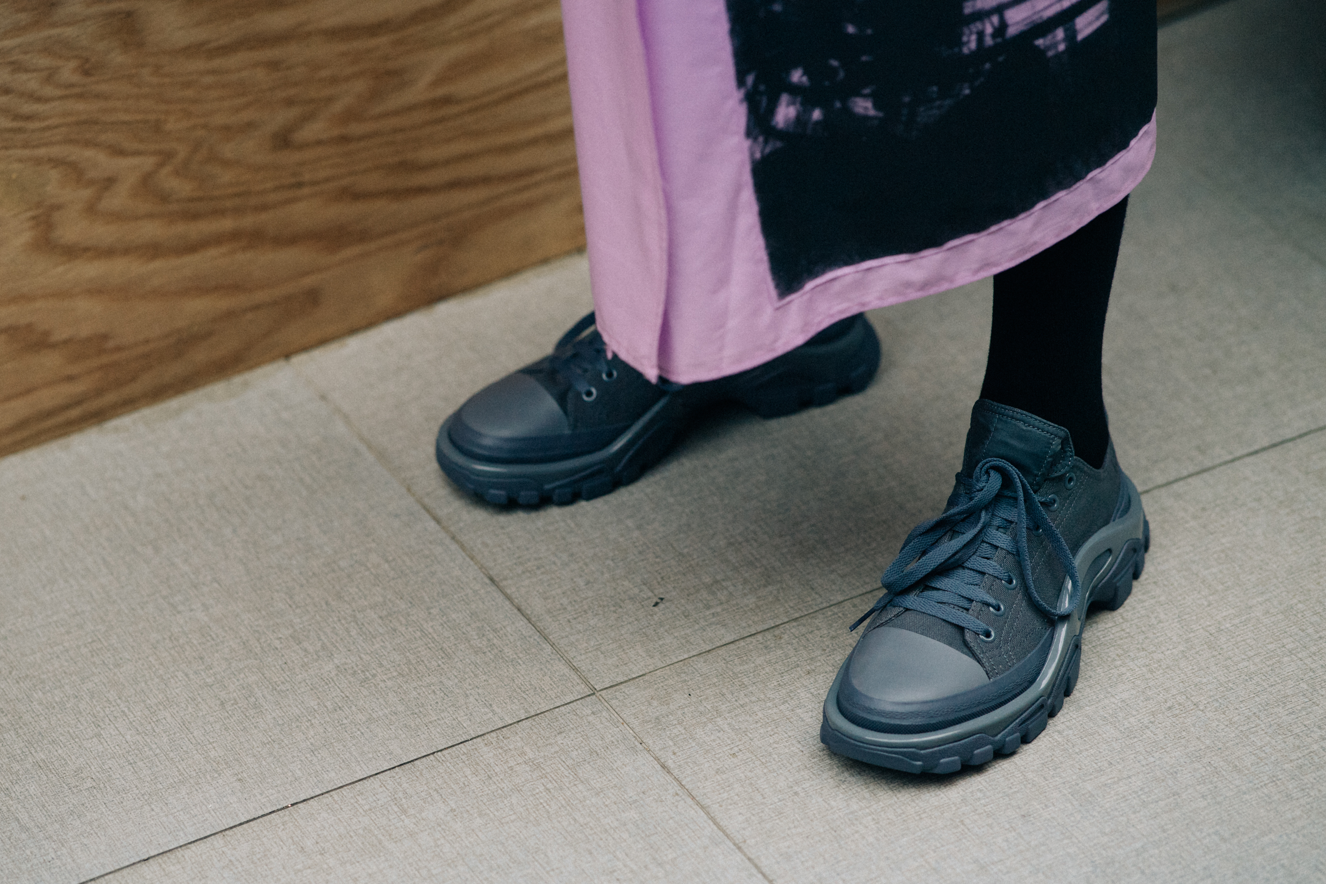Male model wearing gray sneakers