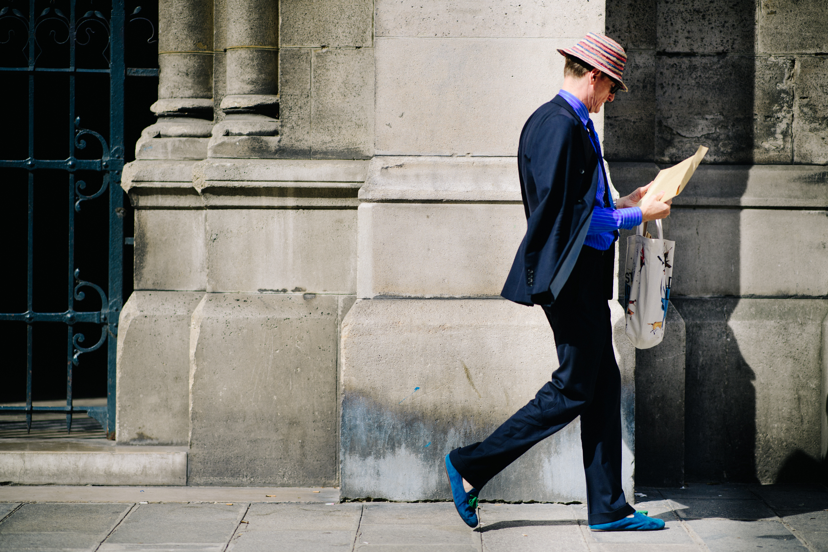 Man wearing a striped panama