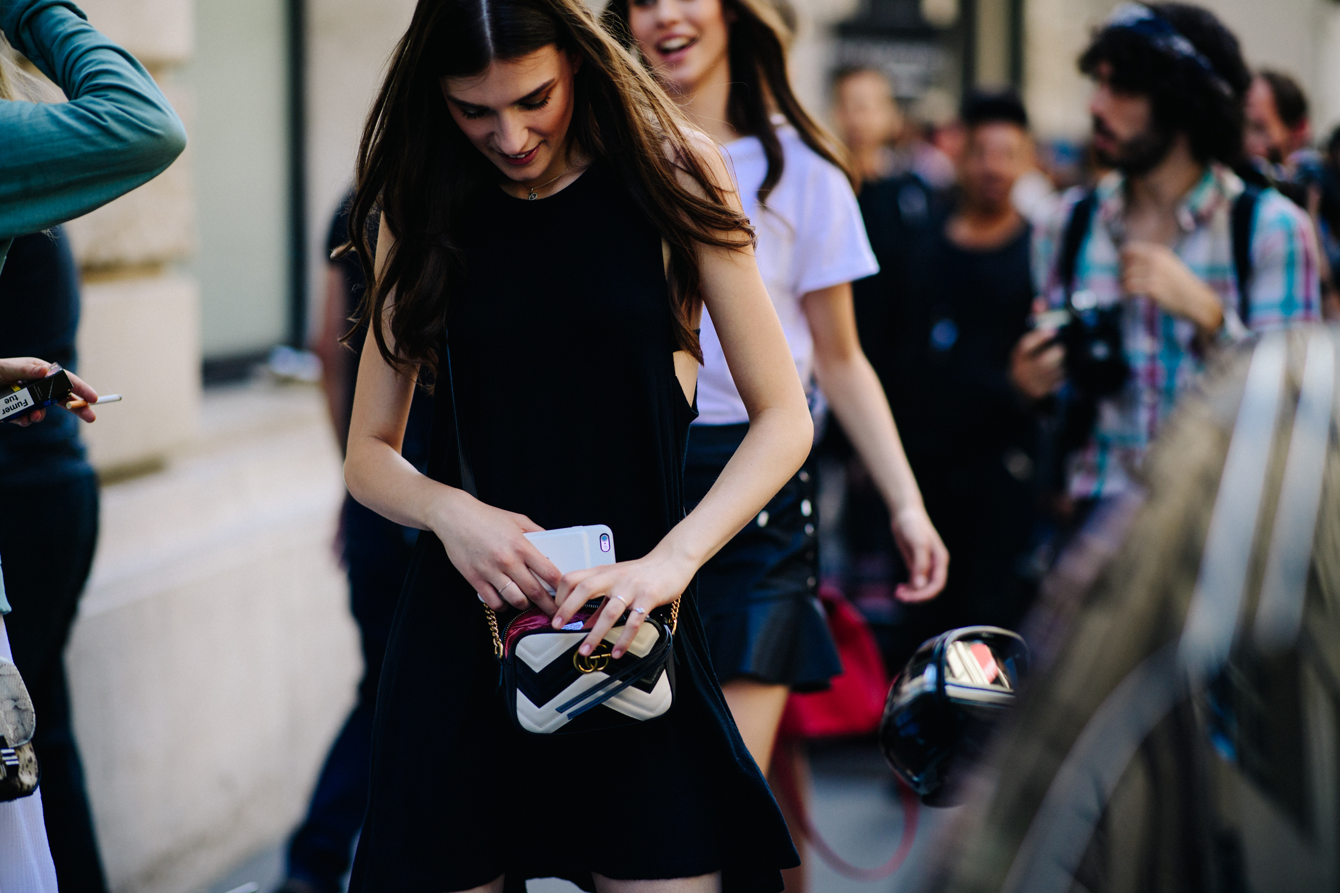 Model carrying a Gucci clutch
